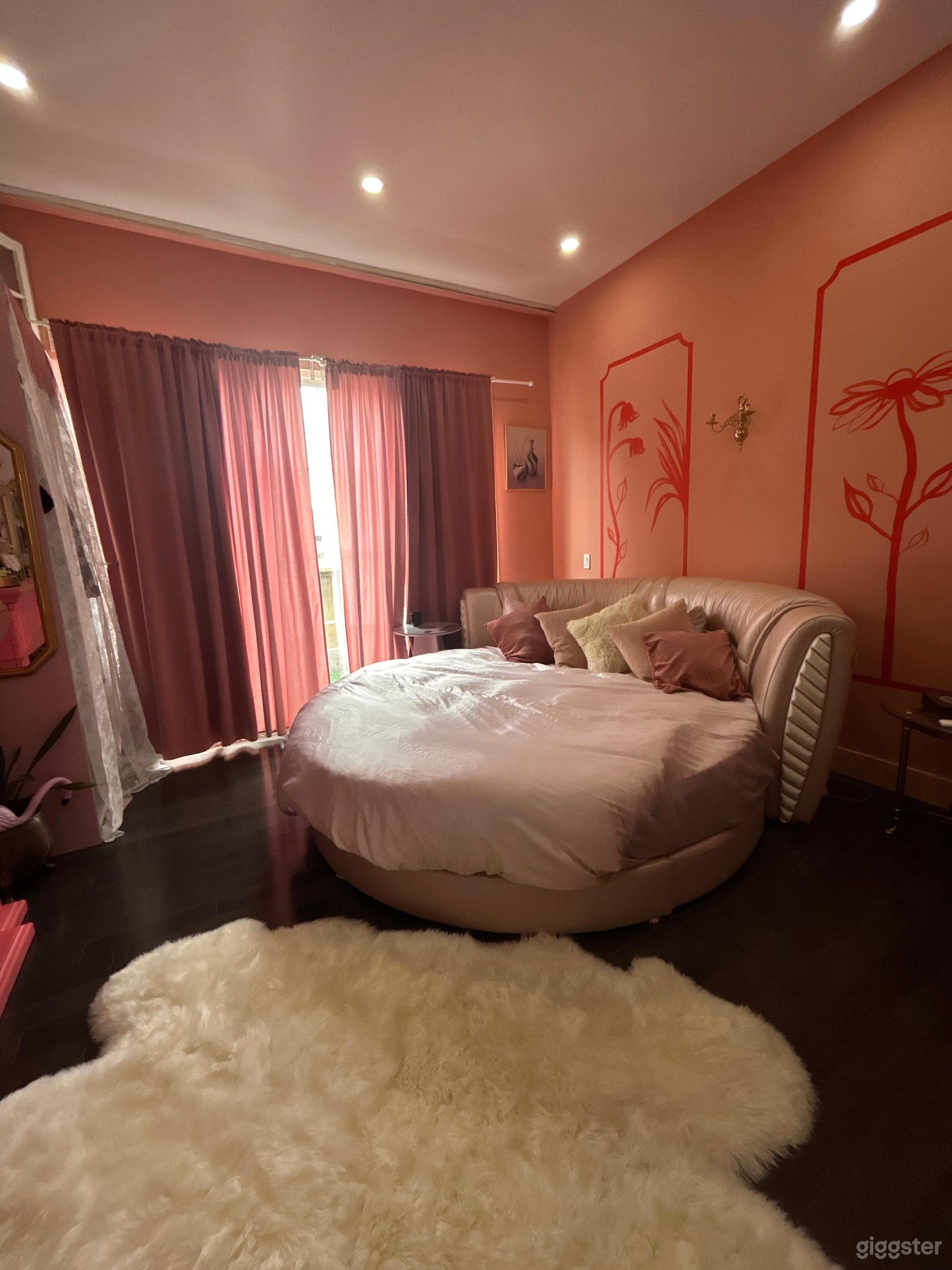 Vintage Pink Room Photo 1