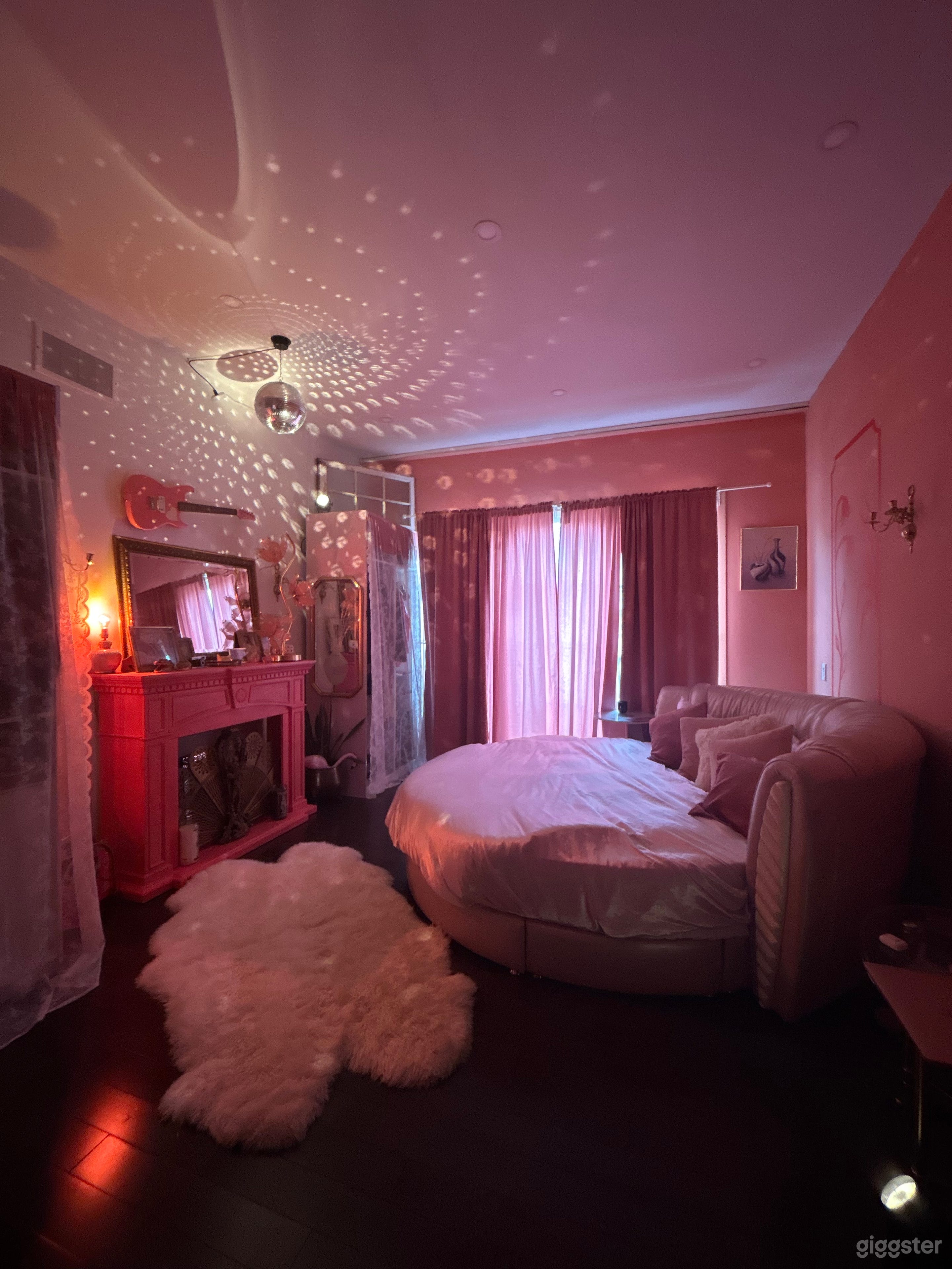 Vintage Pink Room Photo 4