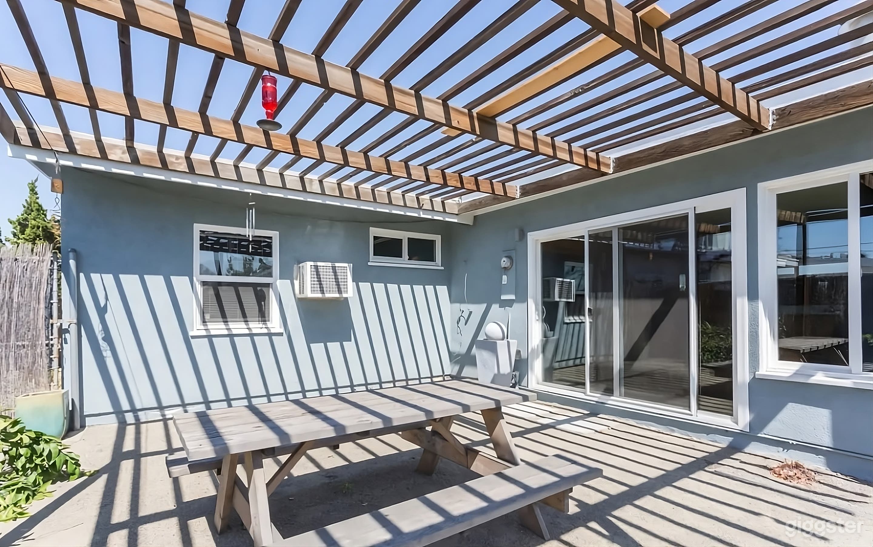 Sleek Backyard Oasis Photo 3