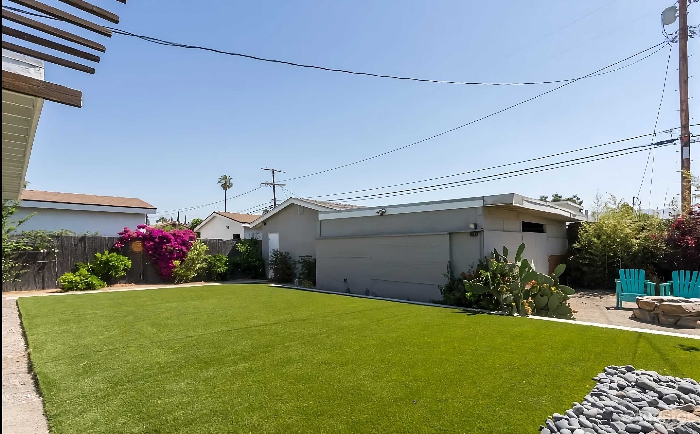Sleek Backyard Oasis Photo 4