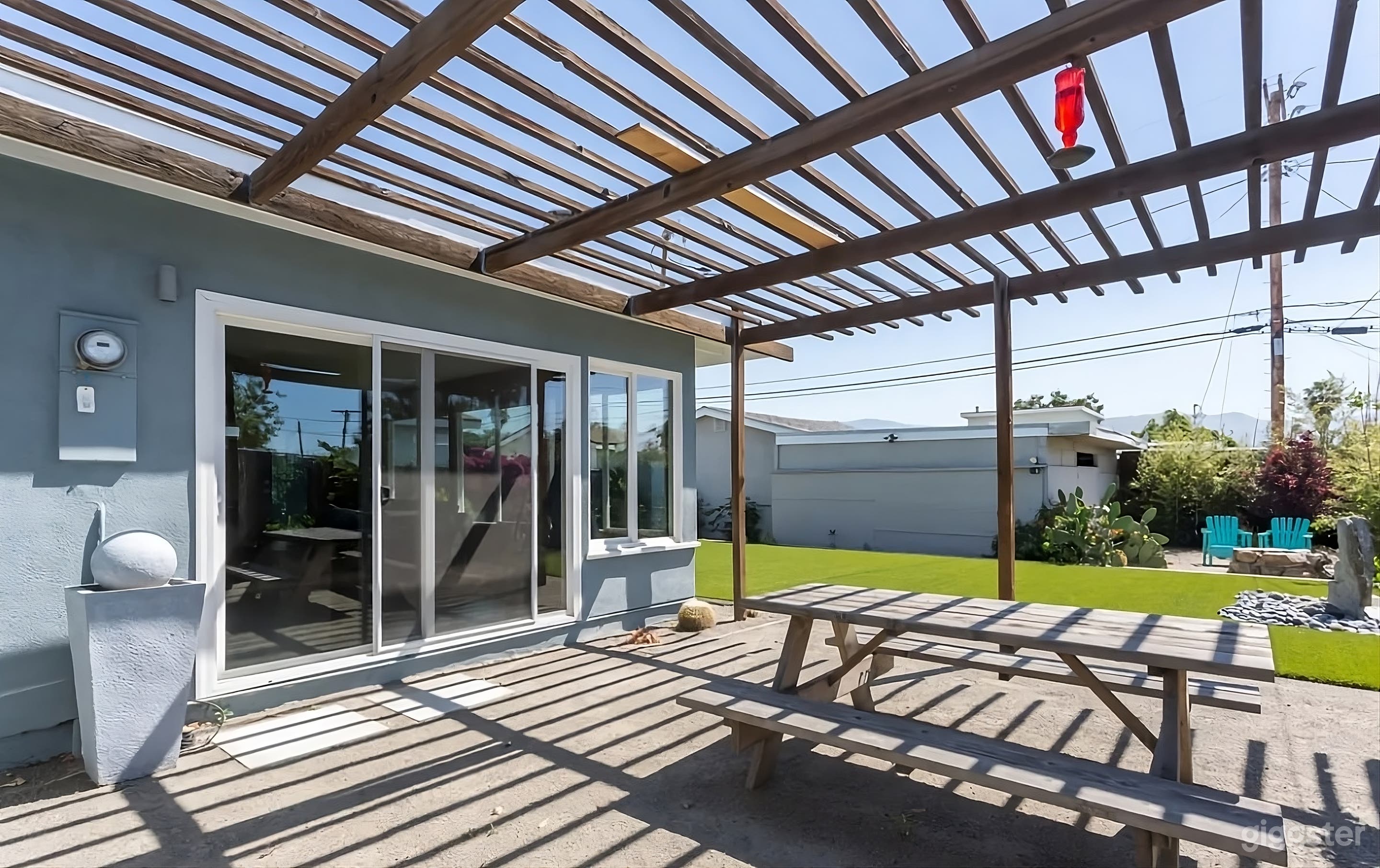 Sleek Backyard Oasis Photo 2