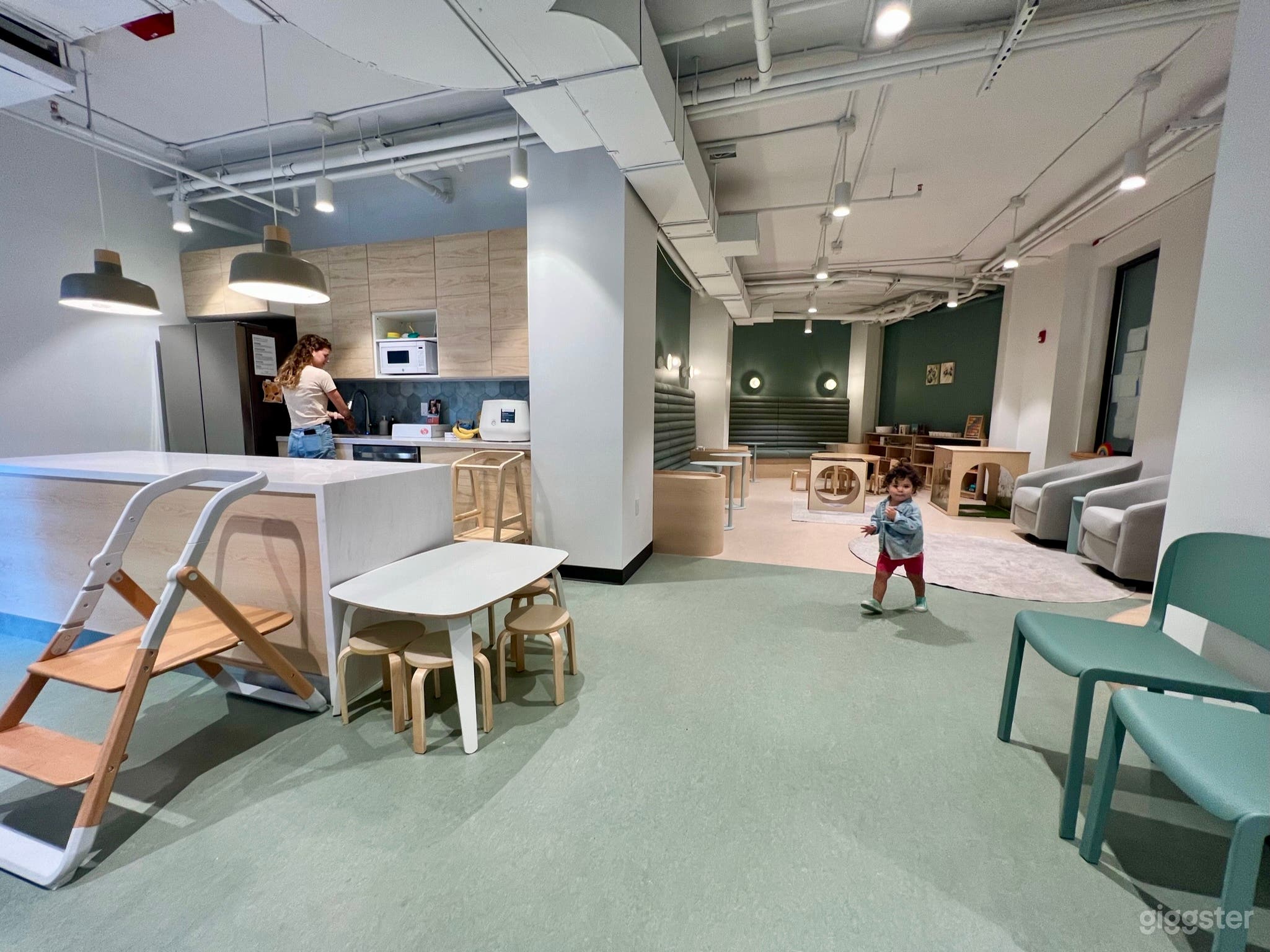 Family-Friendly light filled zen space Photo 1