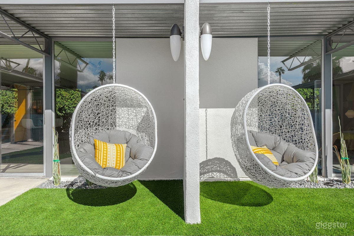 Mid-Century Modern Luxury Hotel Photo 3