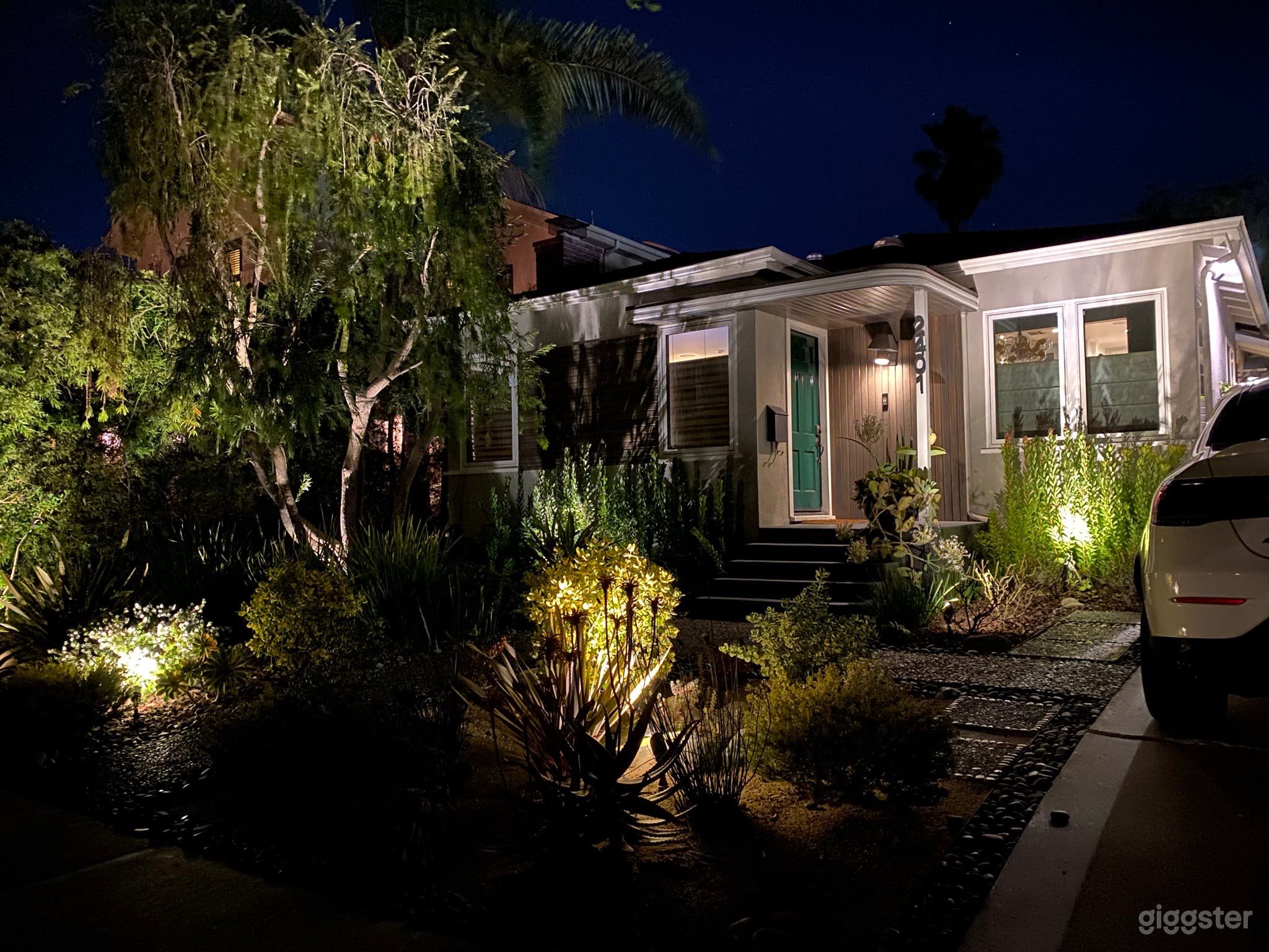 Mid-Century Eclectic in Santa Monica with Backyard Photo 3