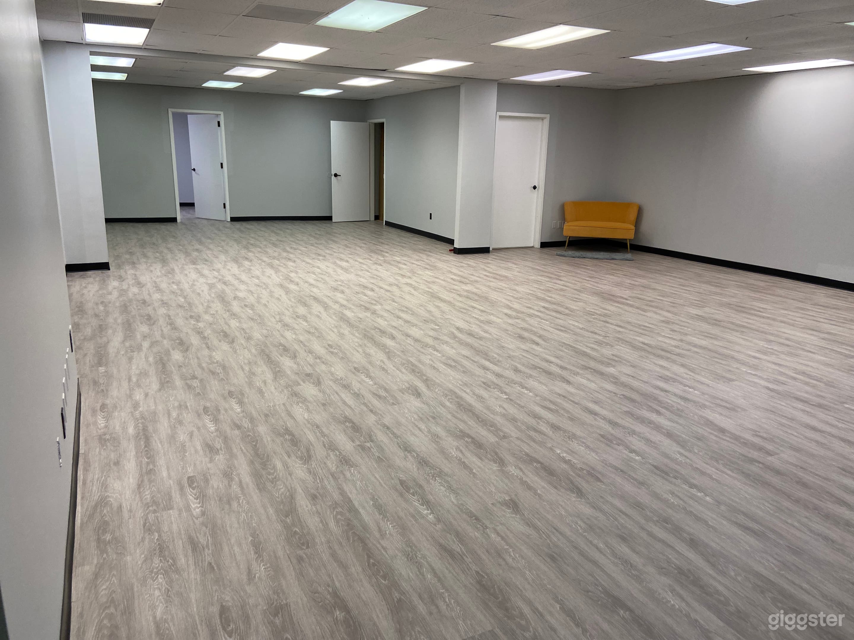 Bright space Photo Room with natural light Photo 3