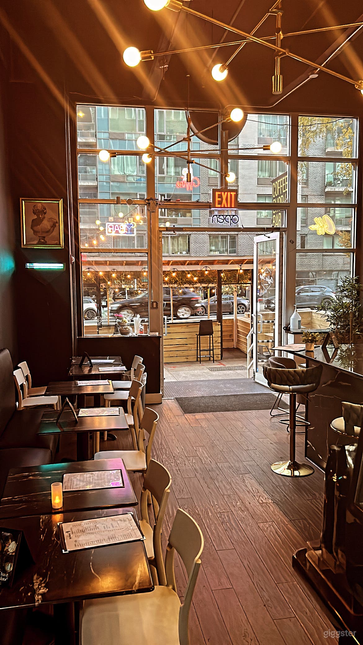 Cozy &amp; Intimate retro coffee and wine bar Photo 2