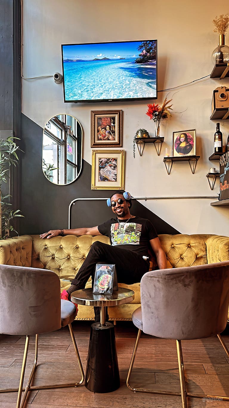  Cozy & Intimate retro coffee and wine bar 