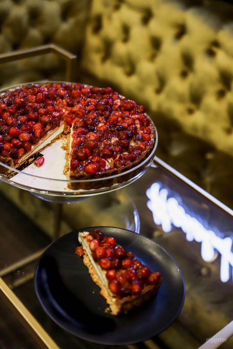  Cozy & Intimate retro coffee and wine bar 