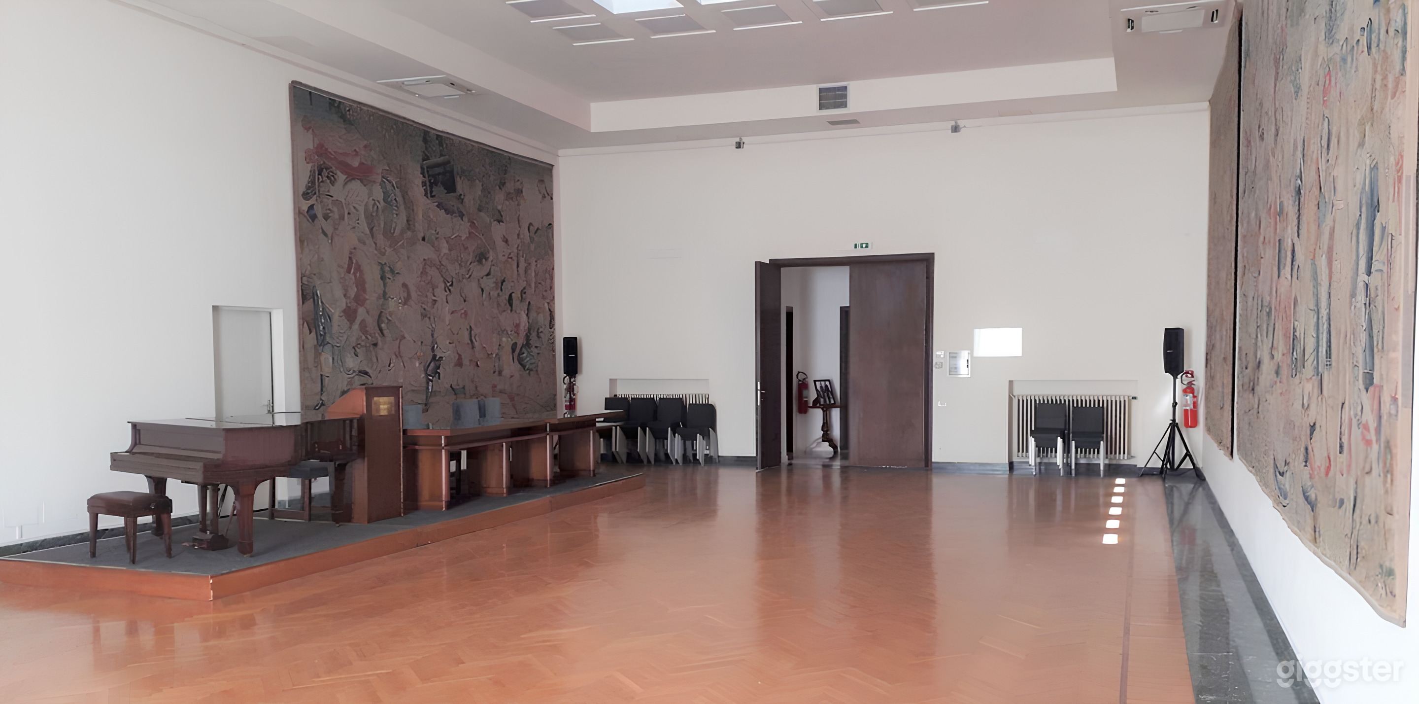 Foto di Grande Atrio Romano & Uffici Mid-Century 4