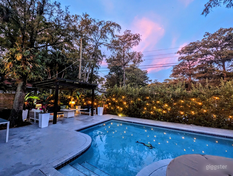  Piscine d'inspiration milieu du siècle 