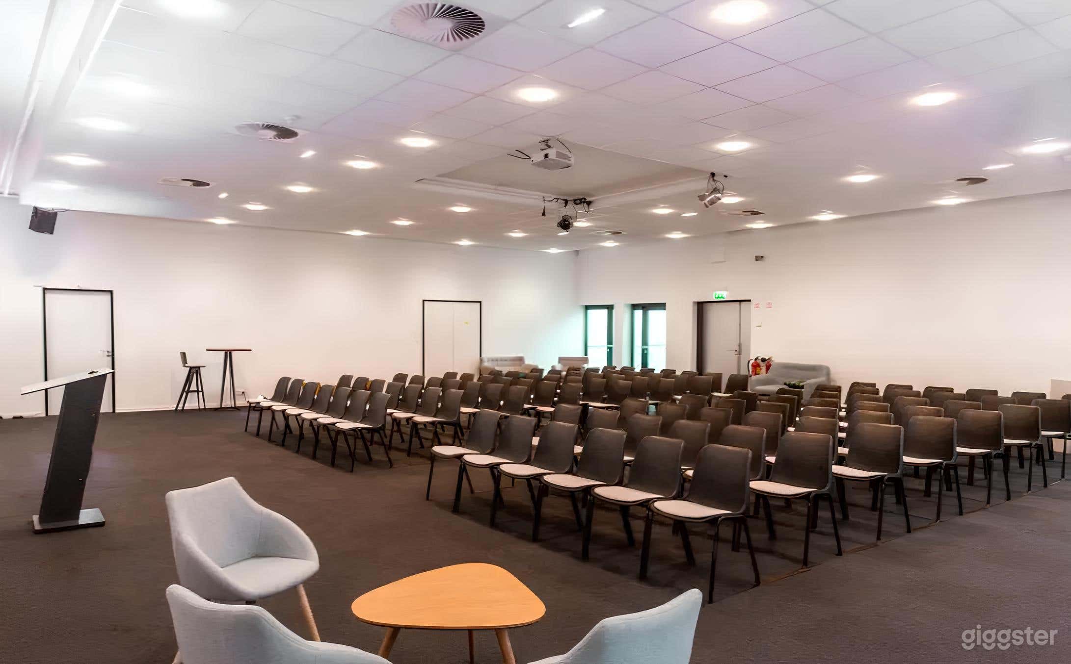 Classy Conference Room in Paris Photo 2