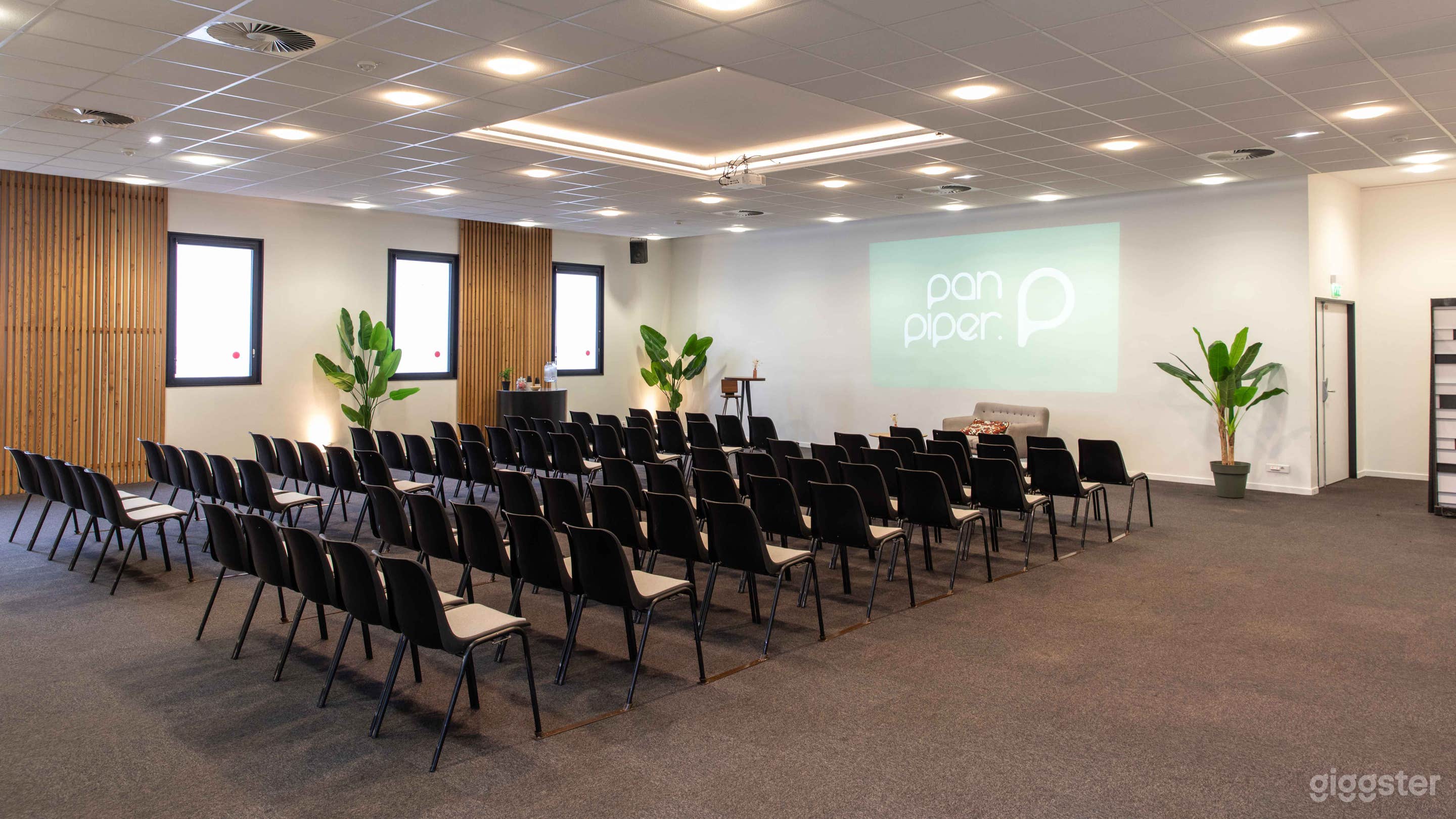 Classy Conference Room in Paris Photo 1