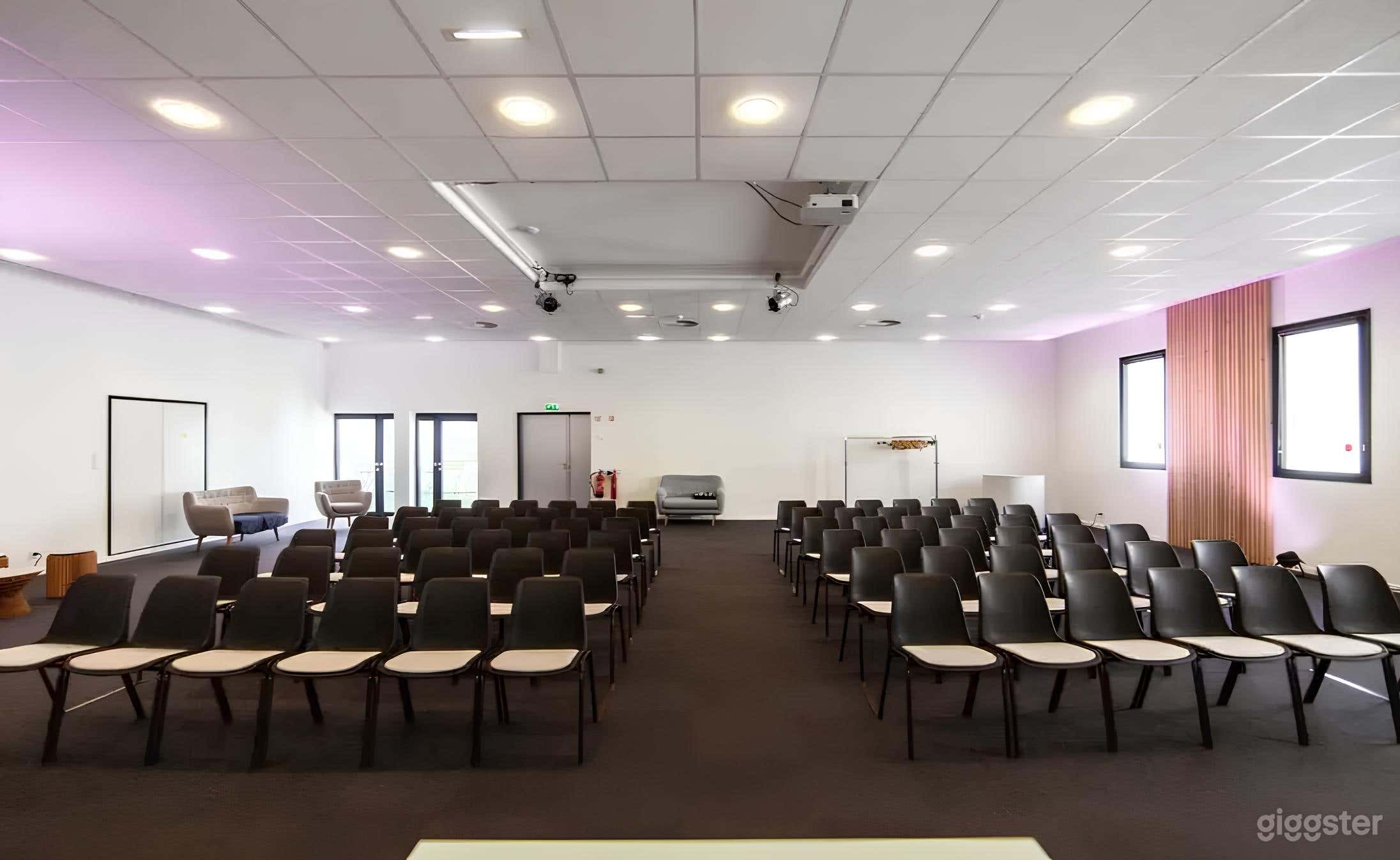 Classy Conference Room in Paris Photo 1