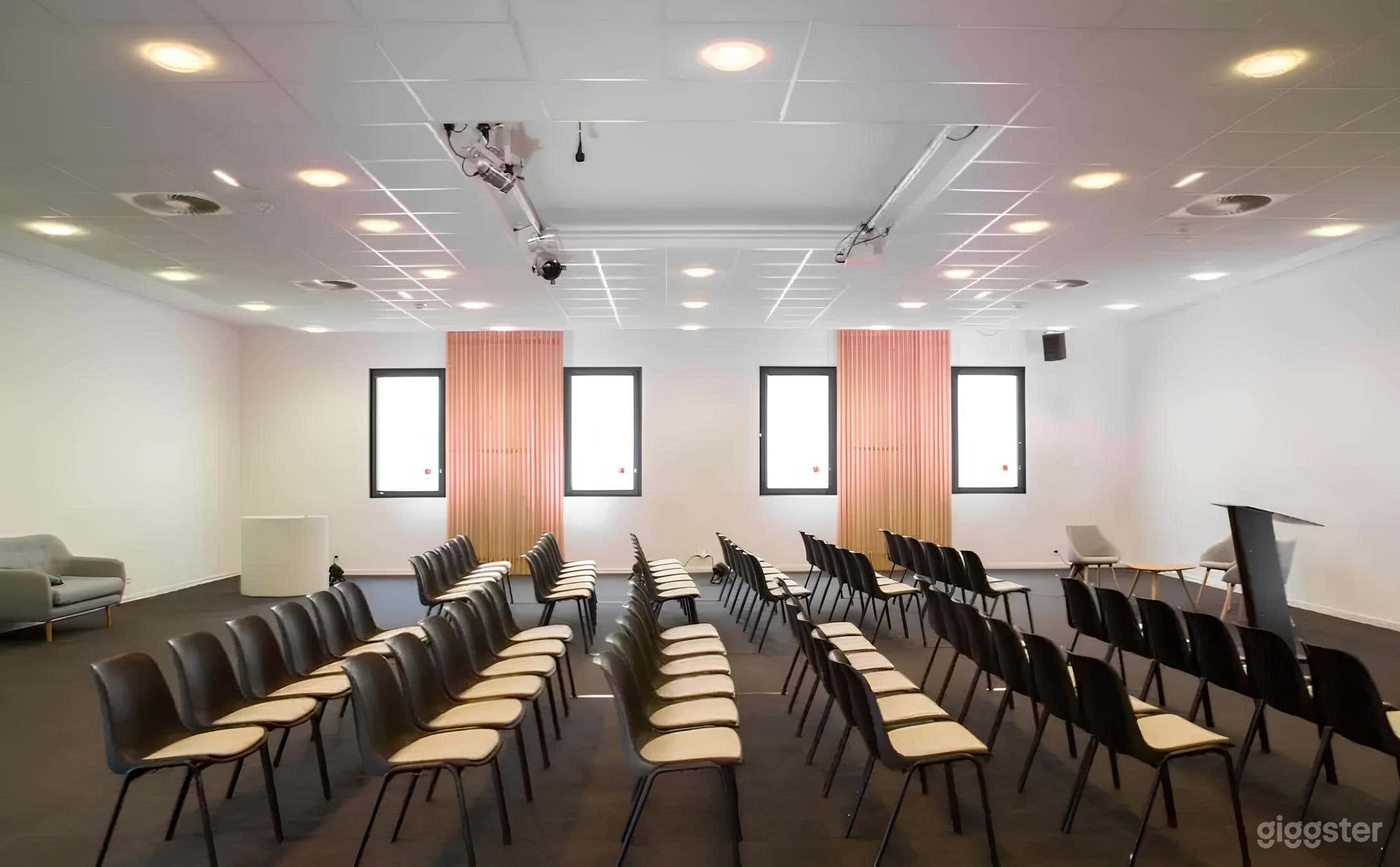 Classy Conference Room in Paris Photo 3