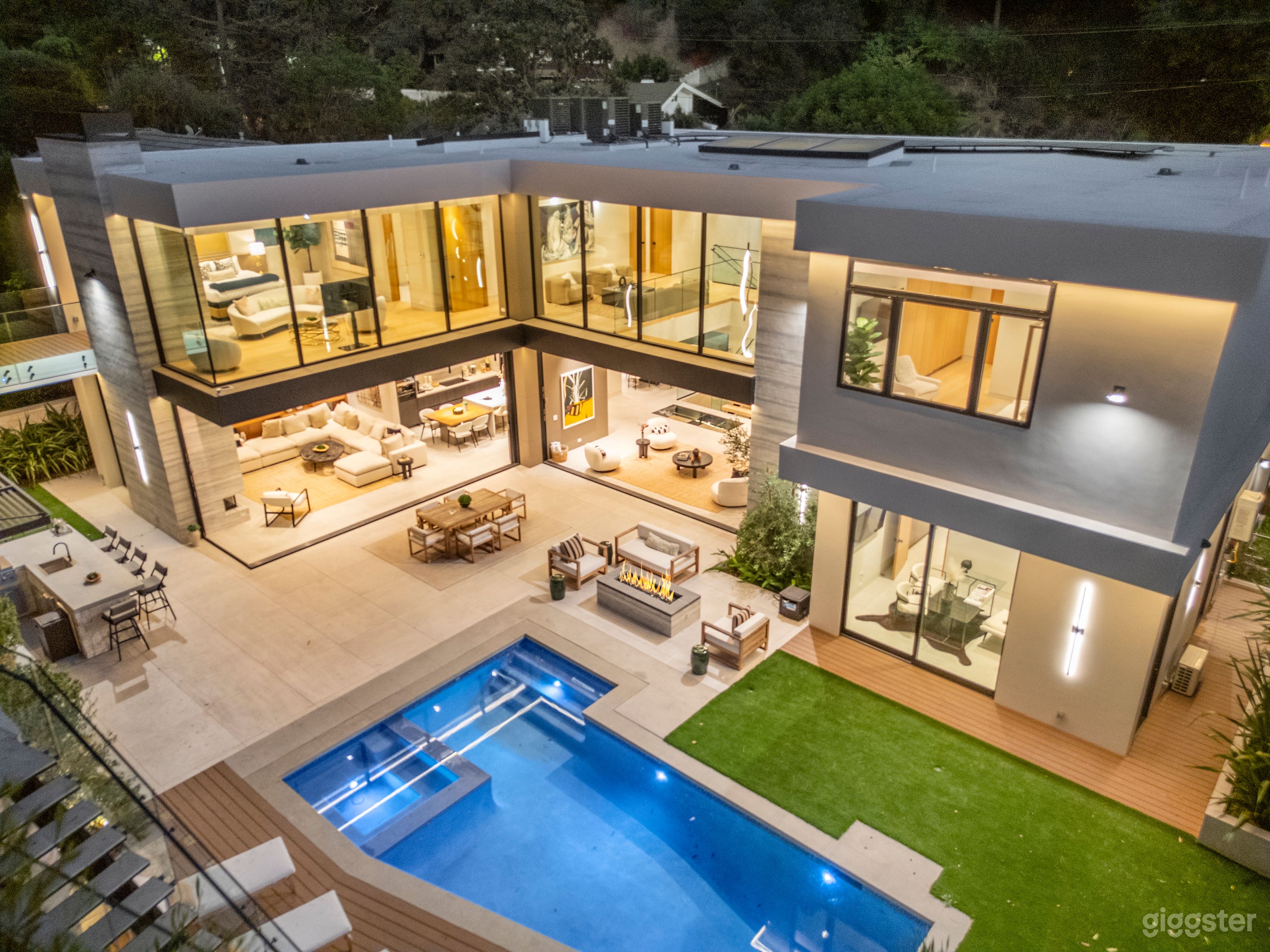 SKYLIT MODERN OASIS: LIGHT, SPACE &amp; STYLE Photo 2