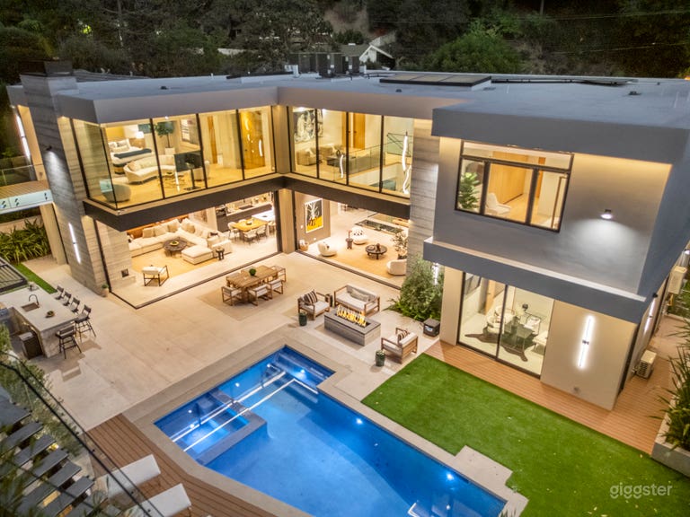  SKYLIT MODERN OASIS: LIGHT, SPACE & STYLE 