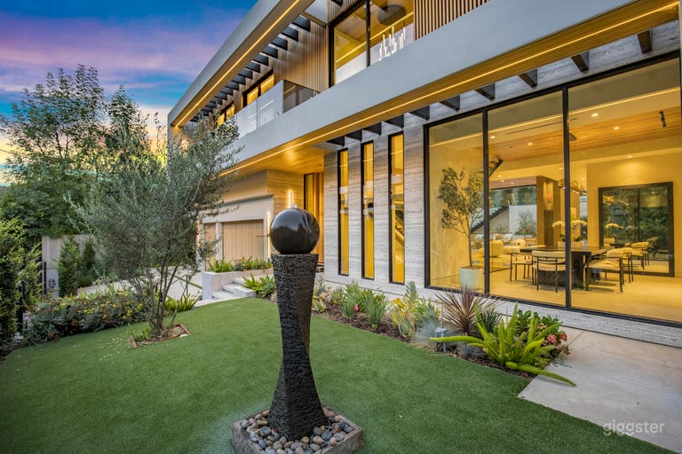  SKYLIT MODERN OASIS: LIGHT, SPACE & STYLE 