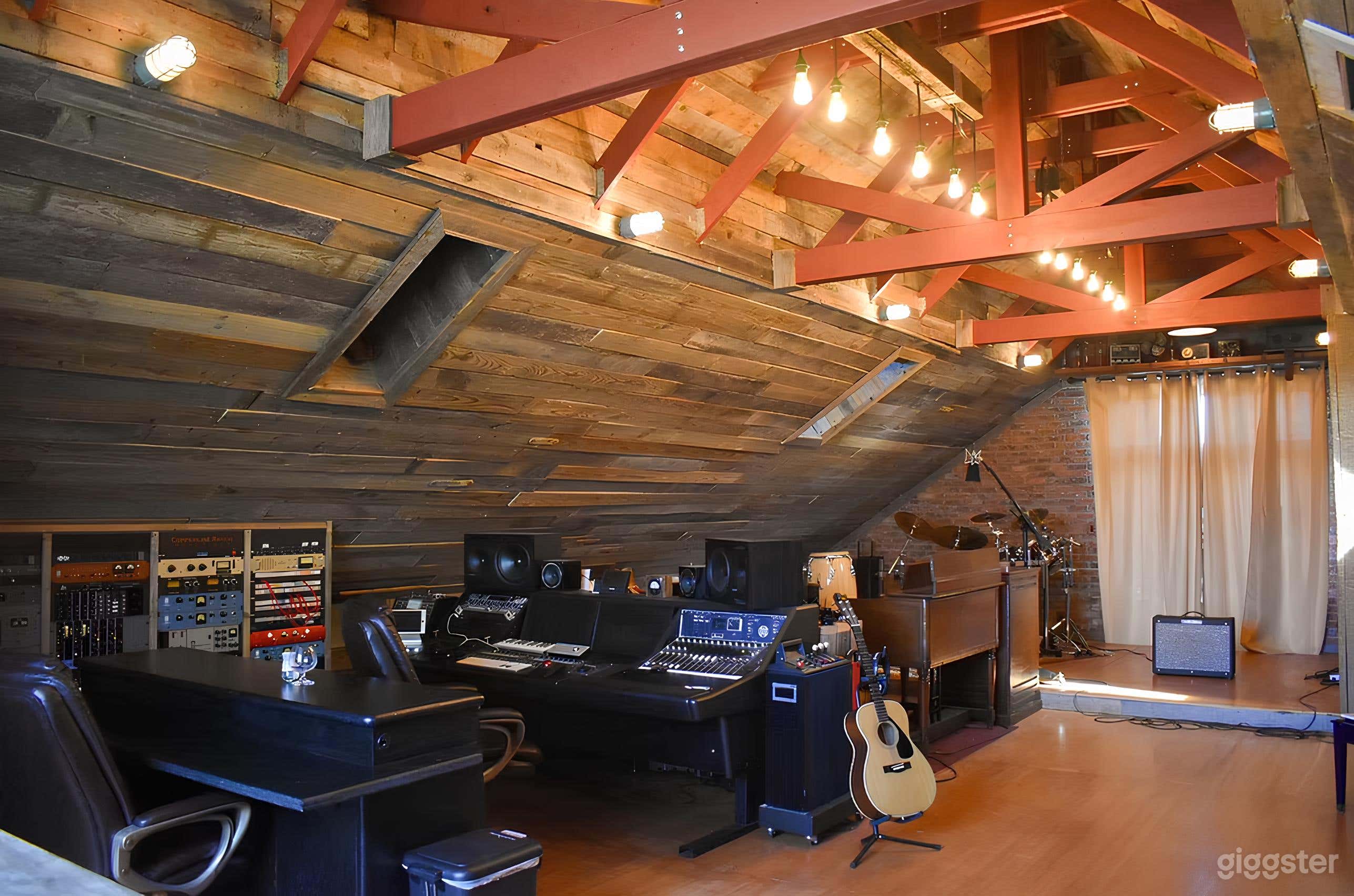 Premier Recording Studio – Vintage Gear, Modern Comfort Photo 3