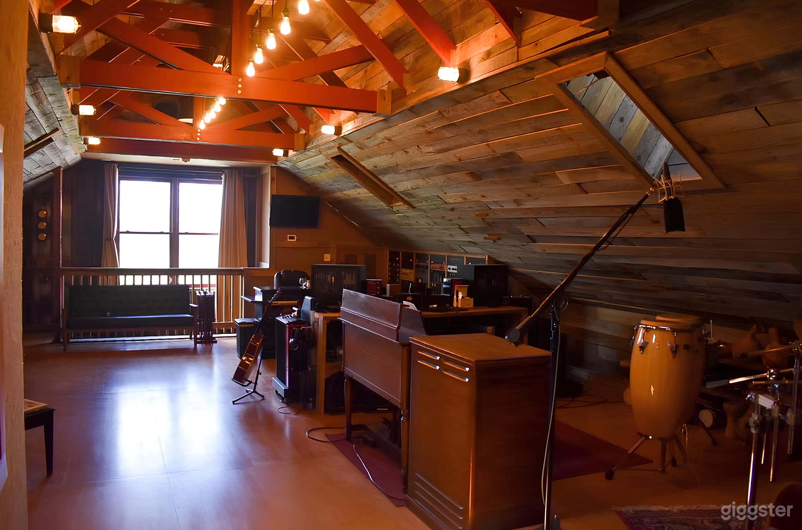 Premier Recording Studio – Vintage Gear, Modern Comfort Photo 2