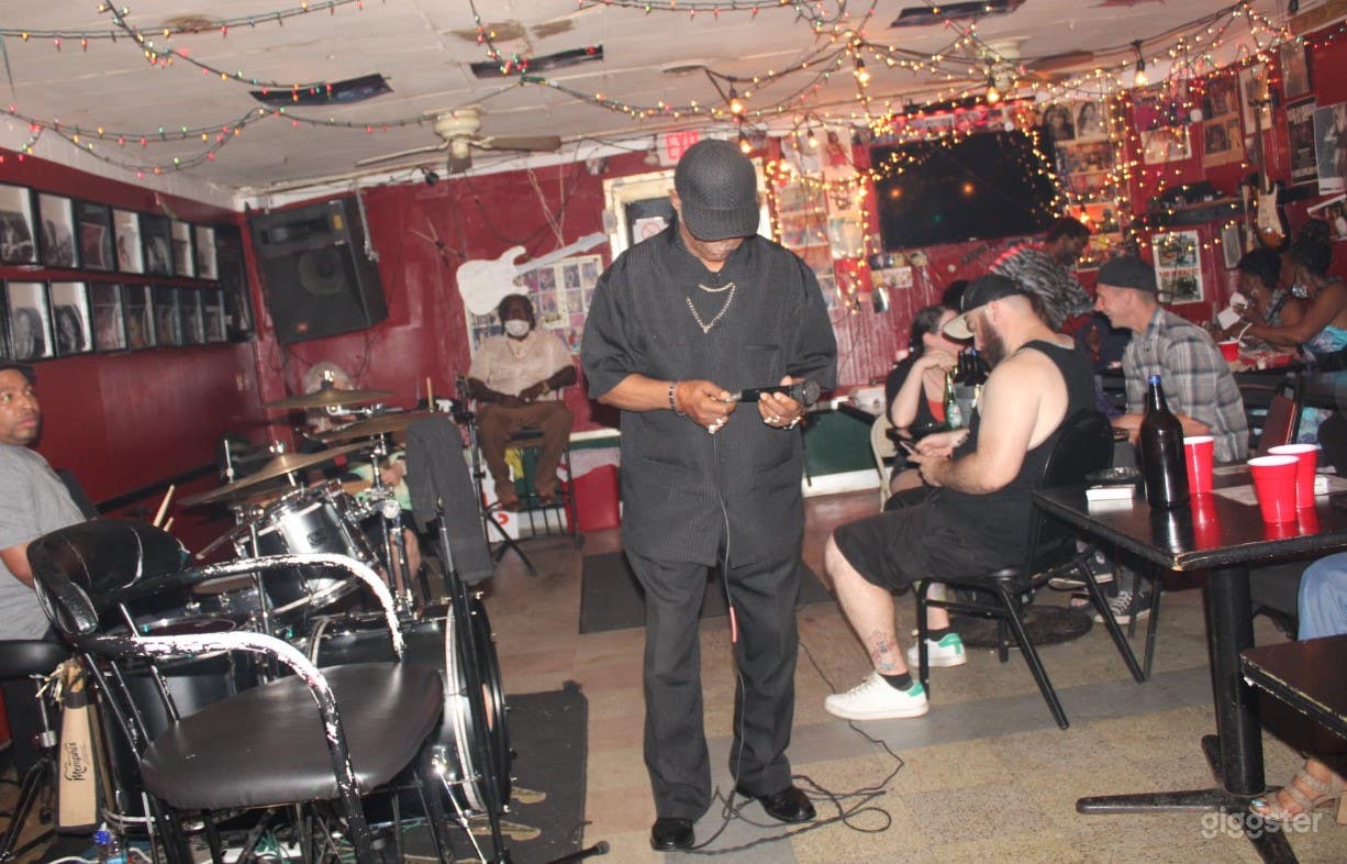 Old-fashioned Blues Bar Photo 4