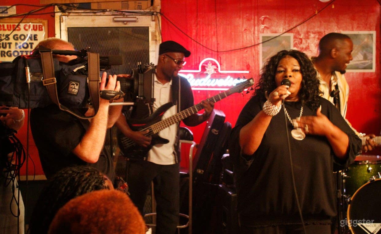 Old-fashioned Blues Bar Photo 3