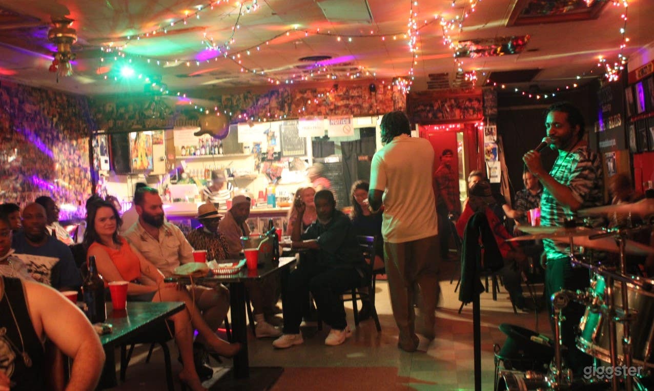 Old-fashioned Blues Bar Photo 1