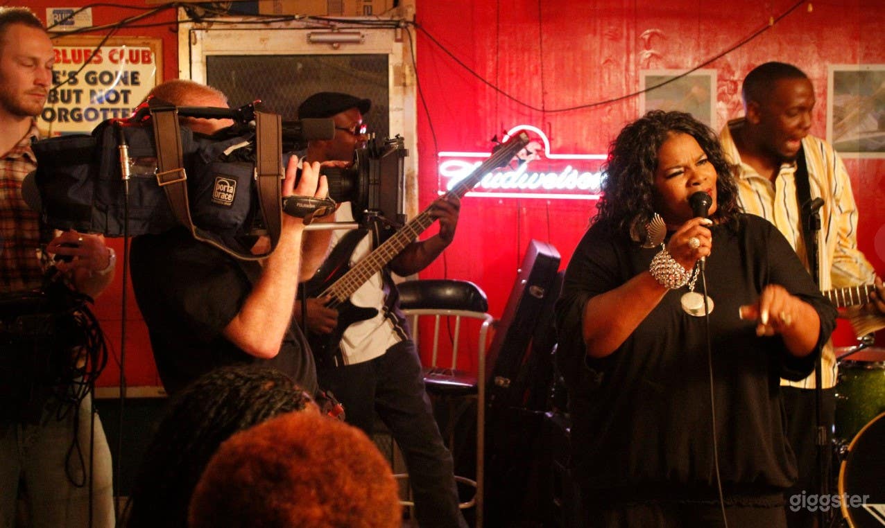 Old-fashioned Blues Bar Photo 2