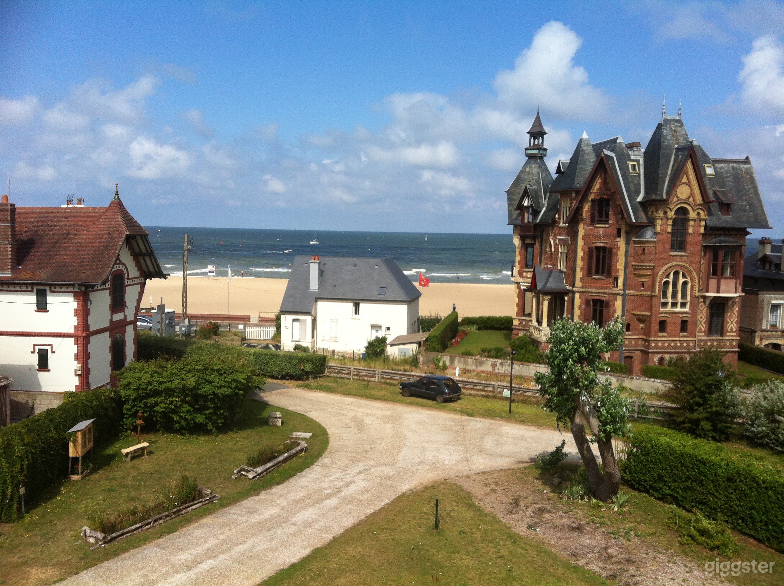 Photo de Domaine normand spacieux à 50m de la plage – idéal tournages 4