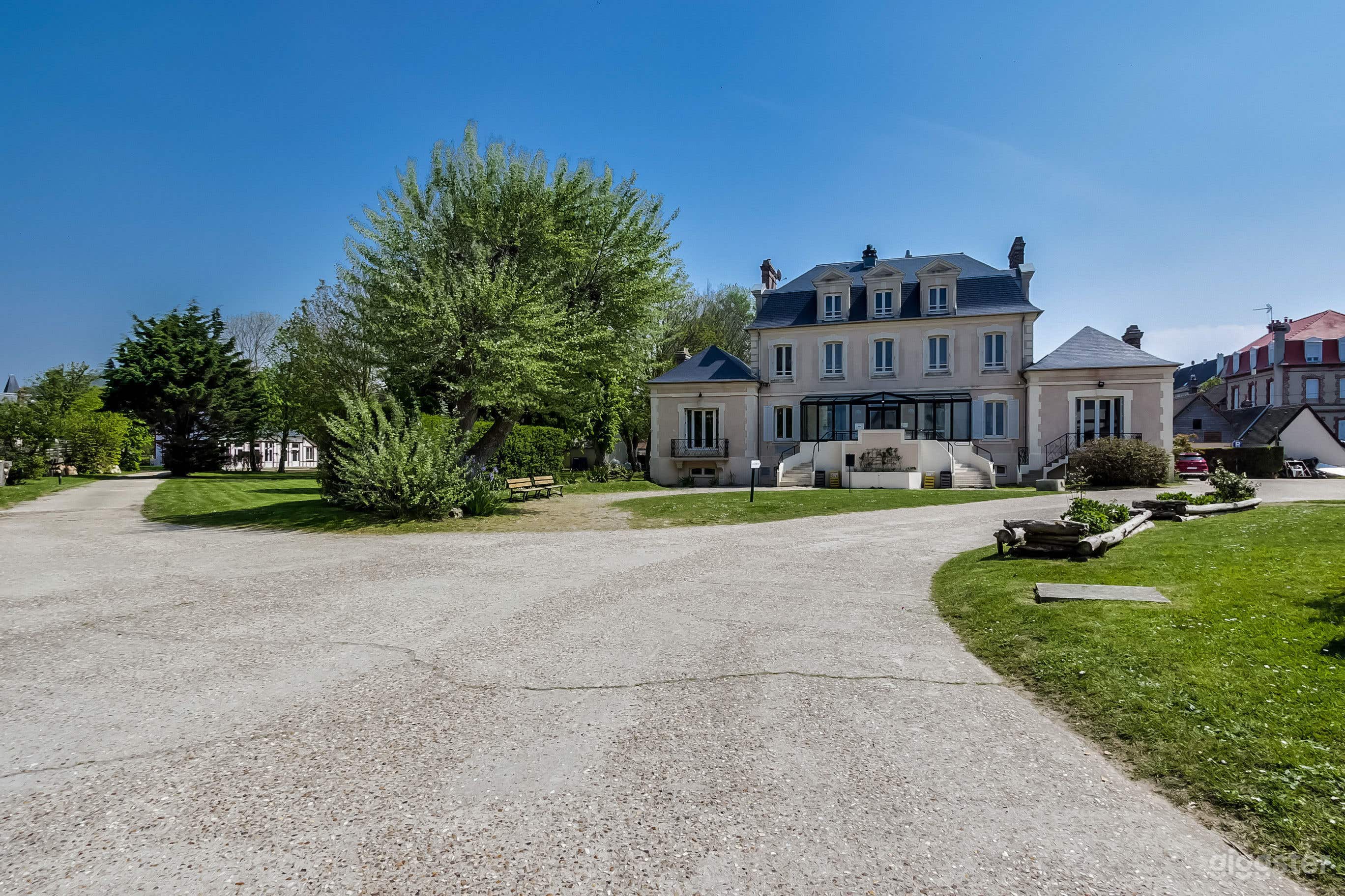 Photo de Domaine normand spacieux à 50m de la plage – idéal tournages 2