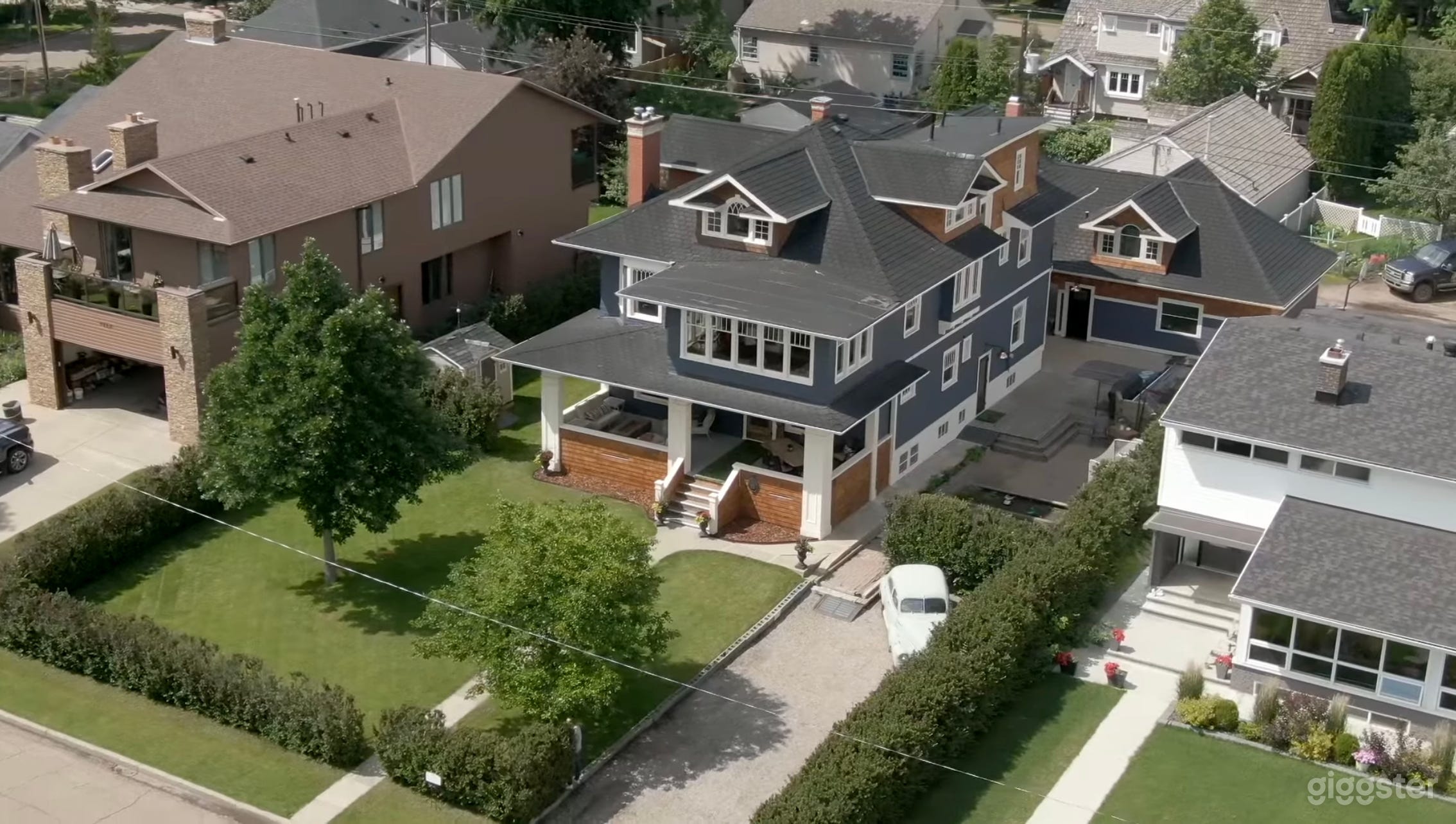 Manor Gorgeous Bathroom Set Up Photo 4