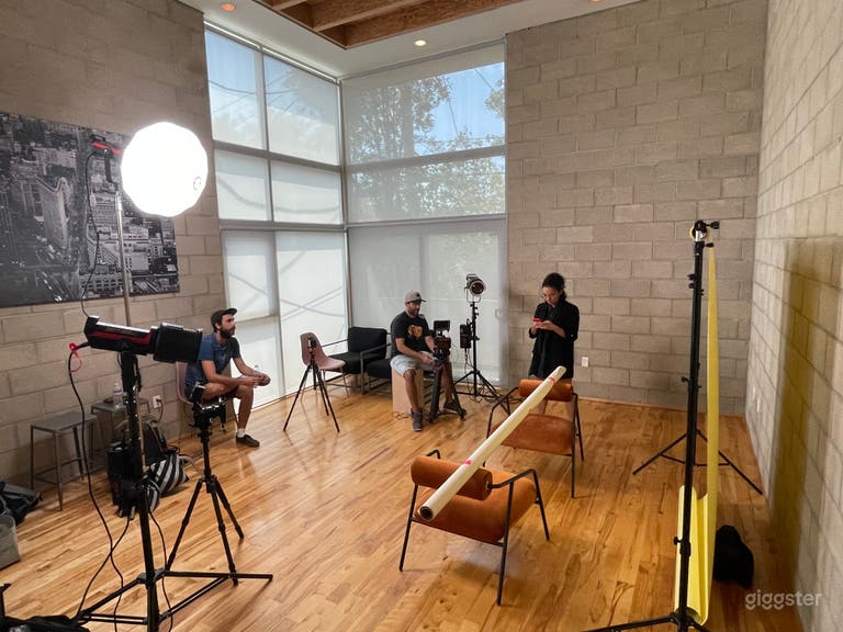  Natural Light Loft Photo Studio and Apartment 