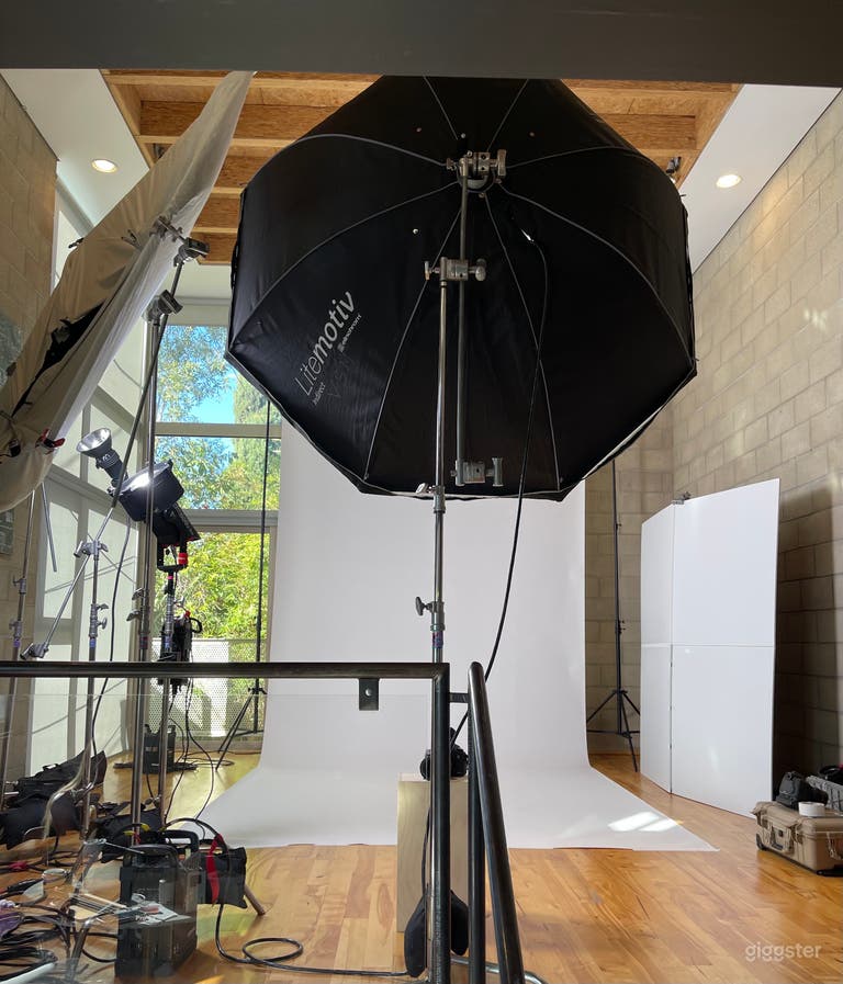  Natural Light Loft Photo Studio and Apartment 