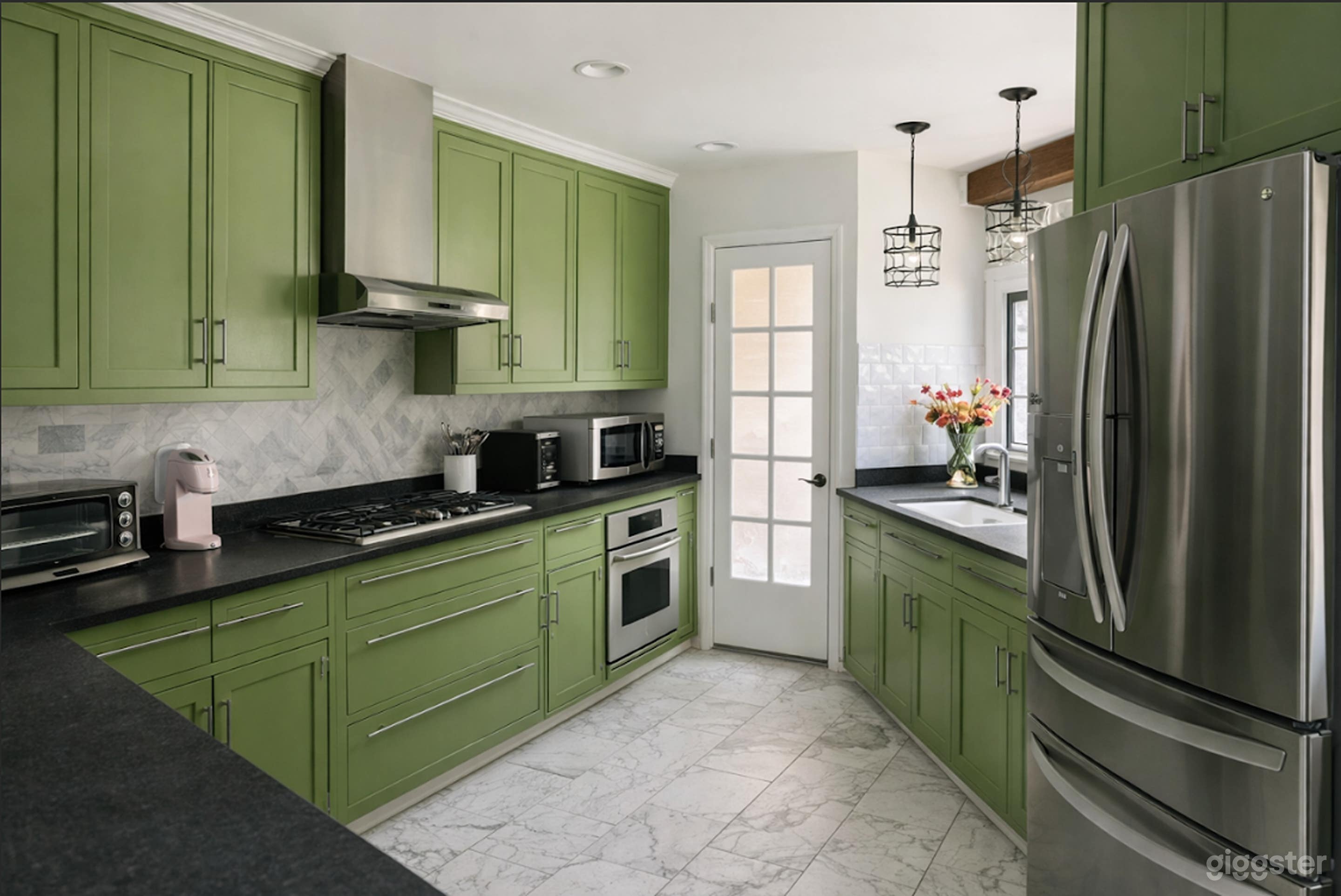 Private residential house with ADU Photo 2