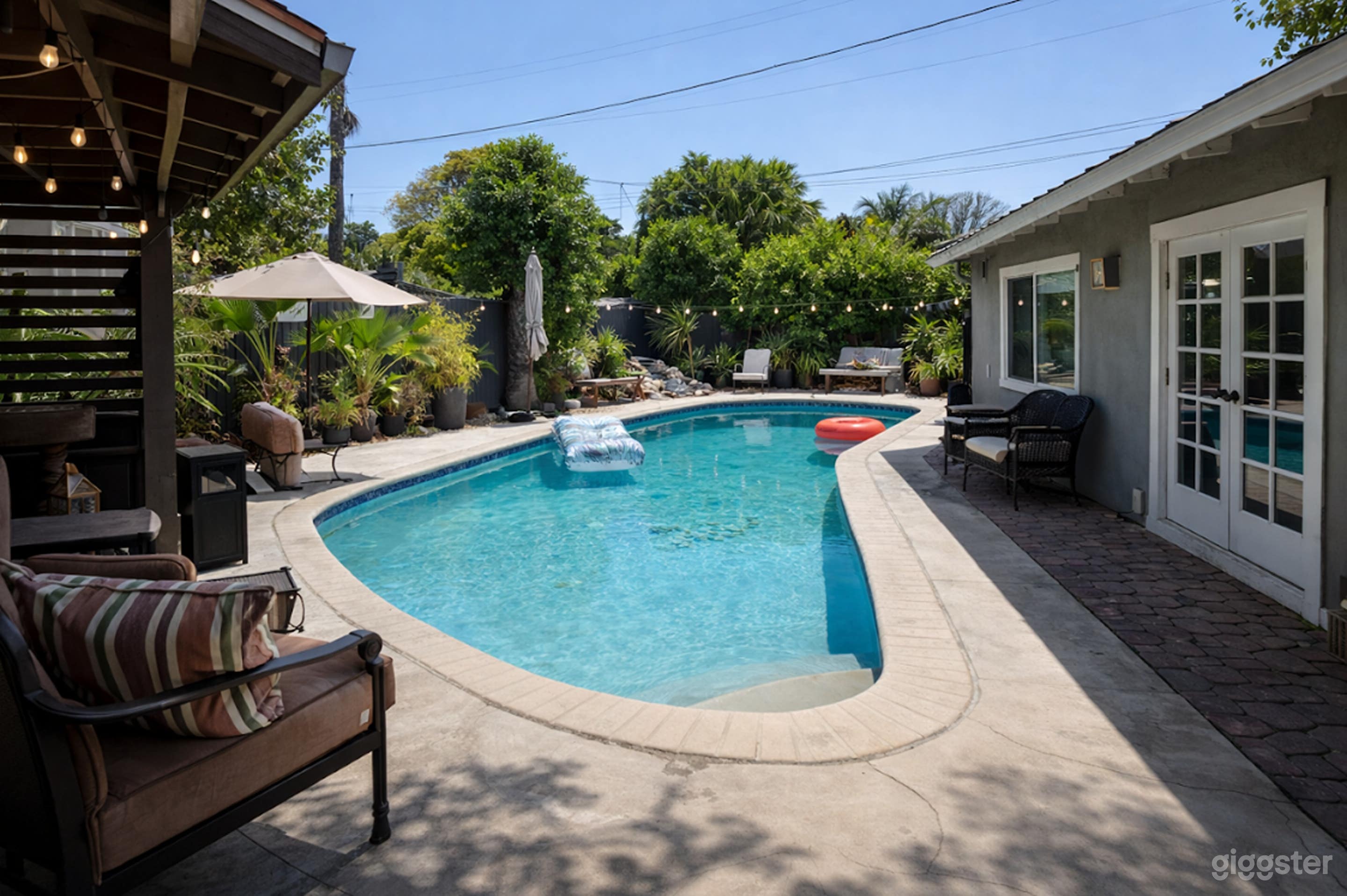 Private residential house with ADU Photo 2