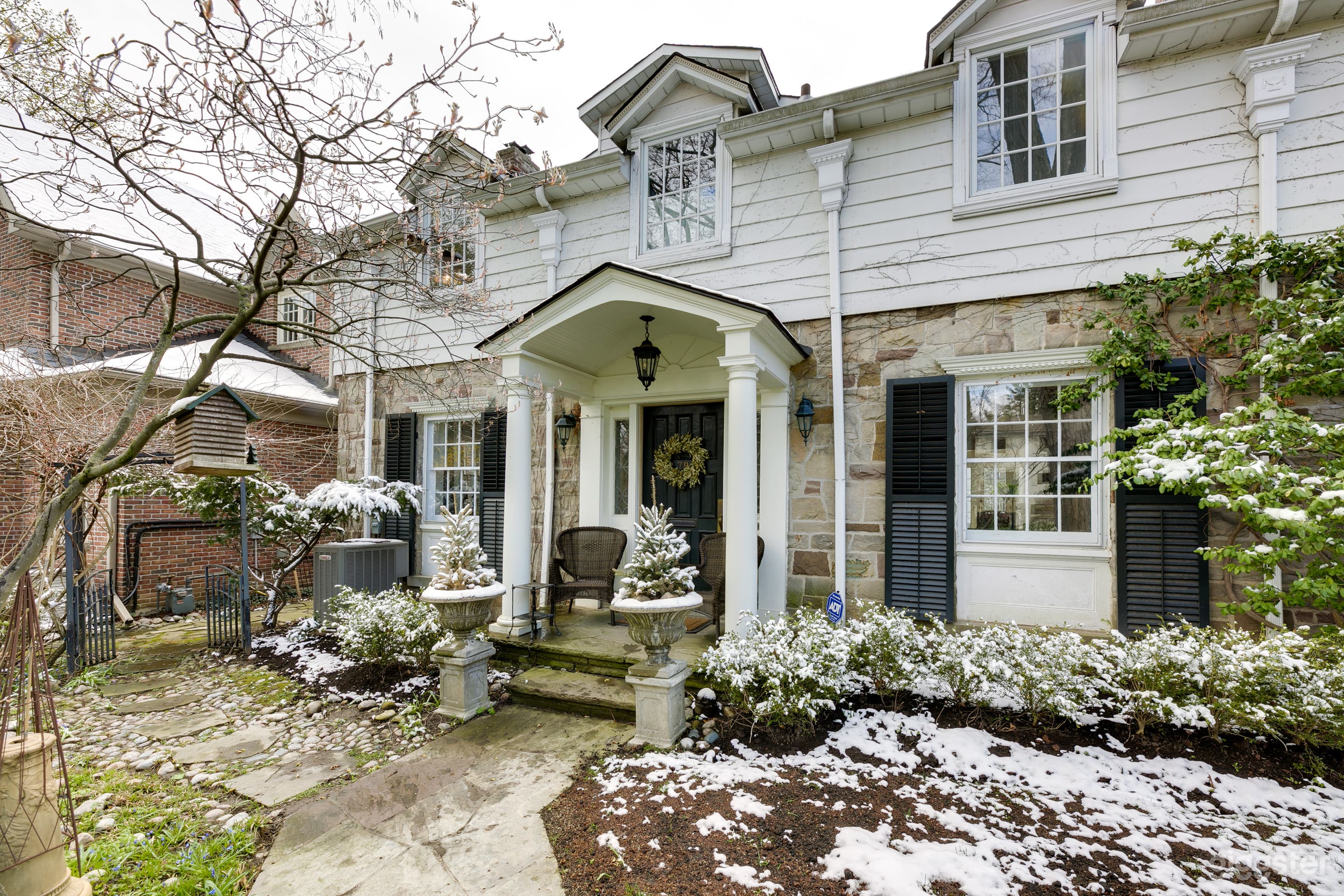 Beautiful Large Home in Hoggs Hollow  Photo 2