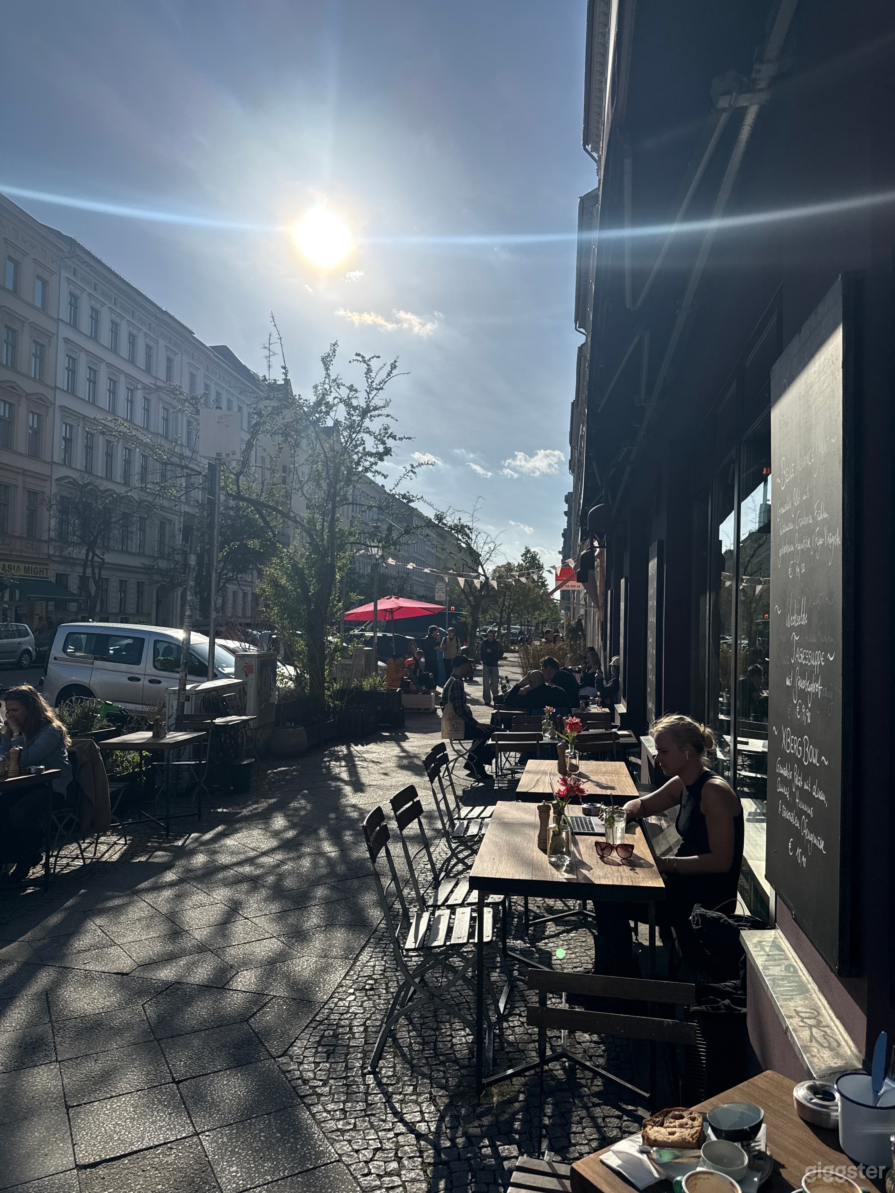 Ein warmes und stilvolles Café-Brasserie in Berlin, Foto 3