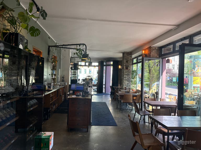  A warm and stylish café-brasserie in Berlin, 