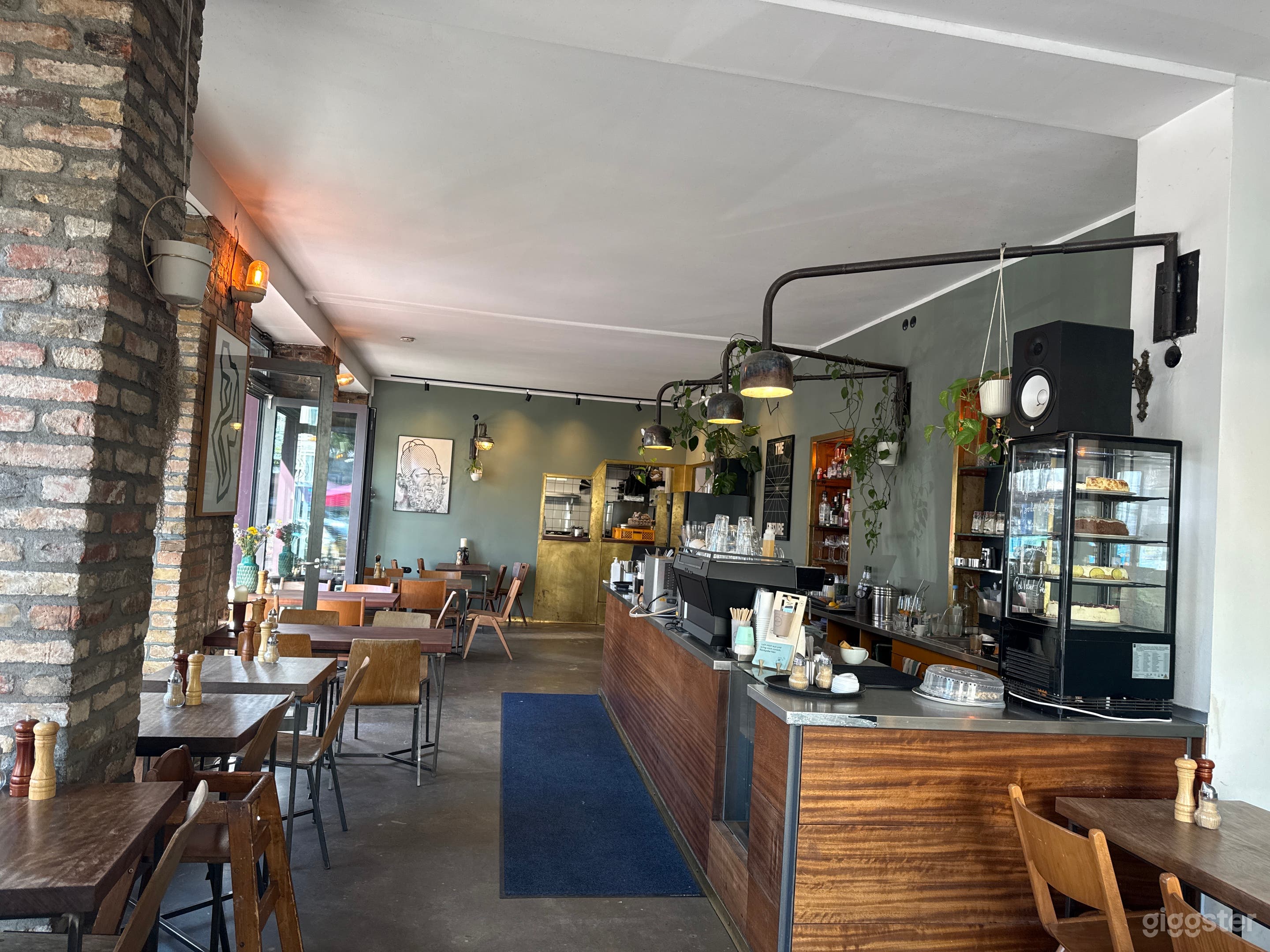 Ein warmes und stilvolles Café-Brasserie in Berlin, Foto 1