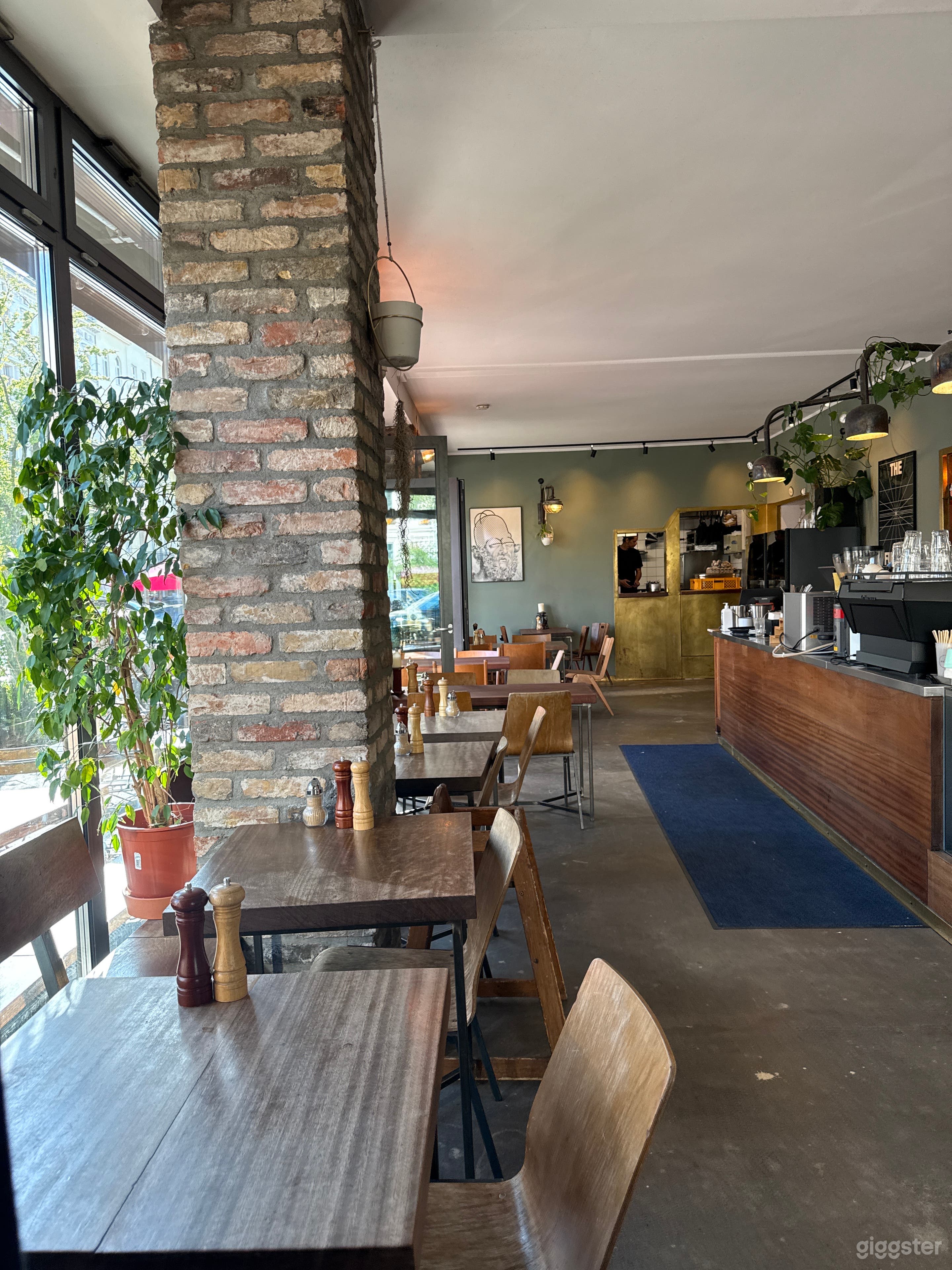 Ein warmes und stilvolles Café-Brasserie in Berlin, Foto 2