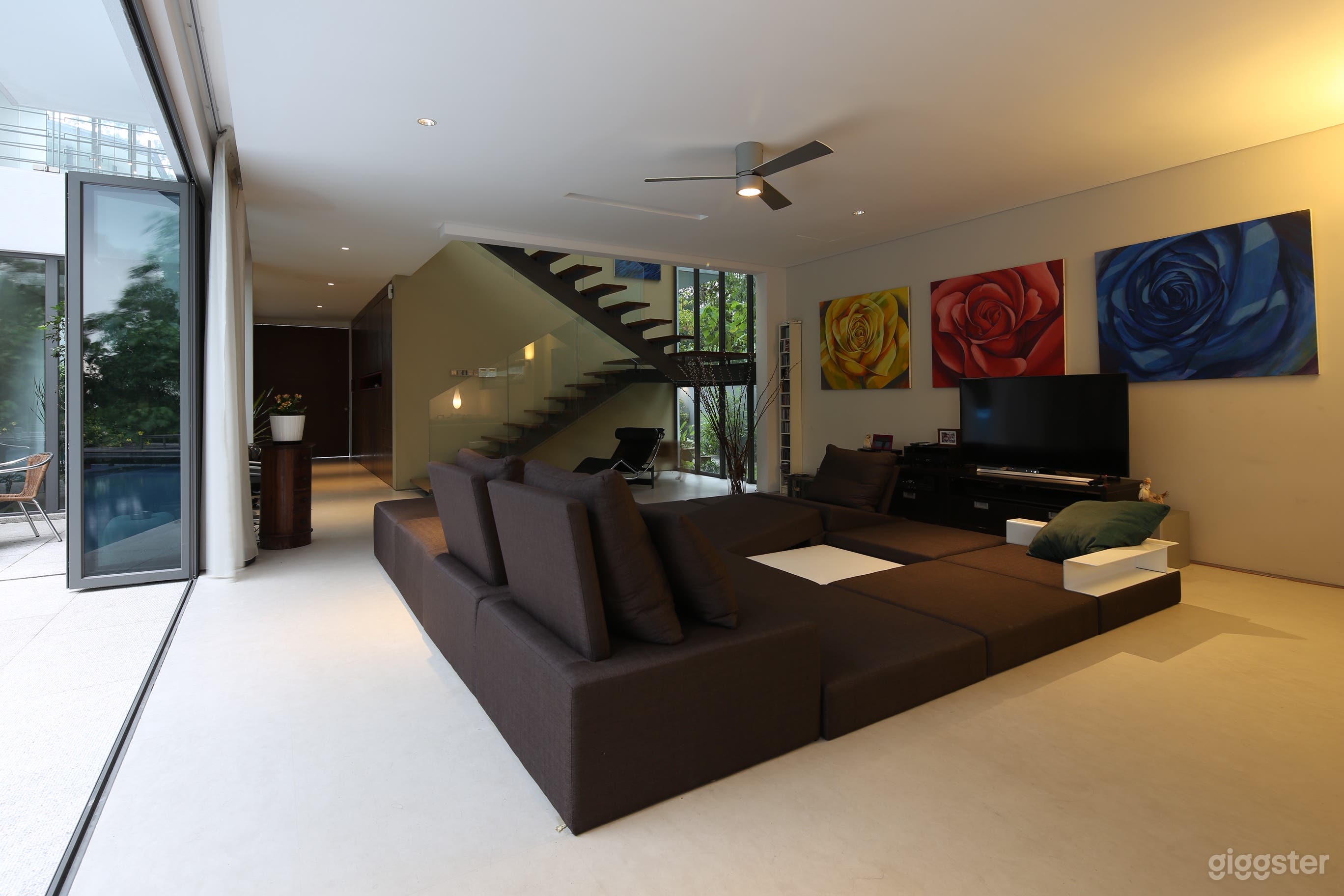 Contemporary Bungalow Photo 3