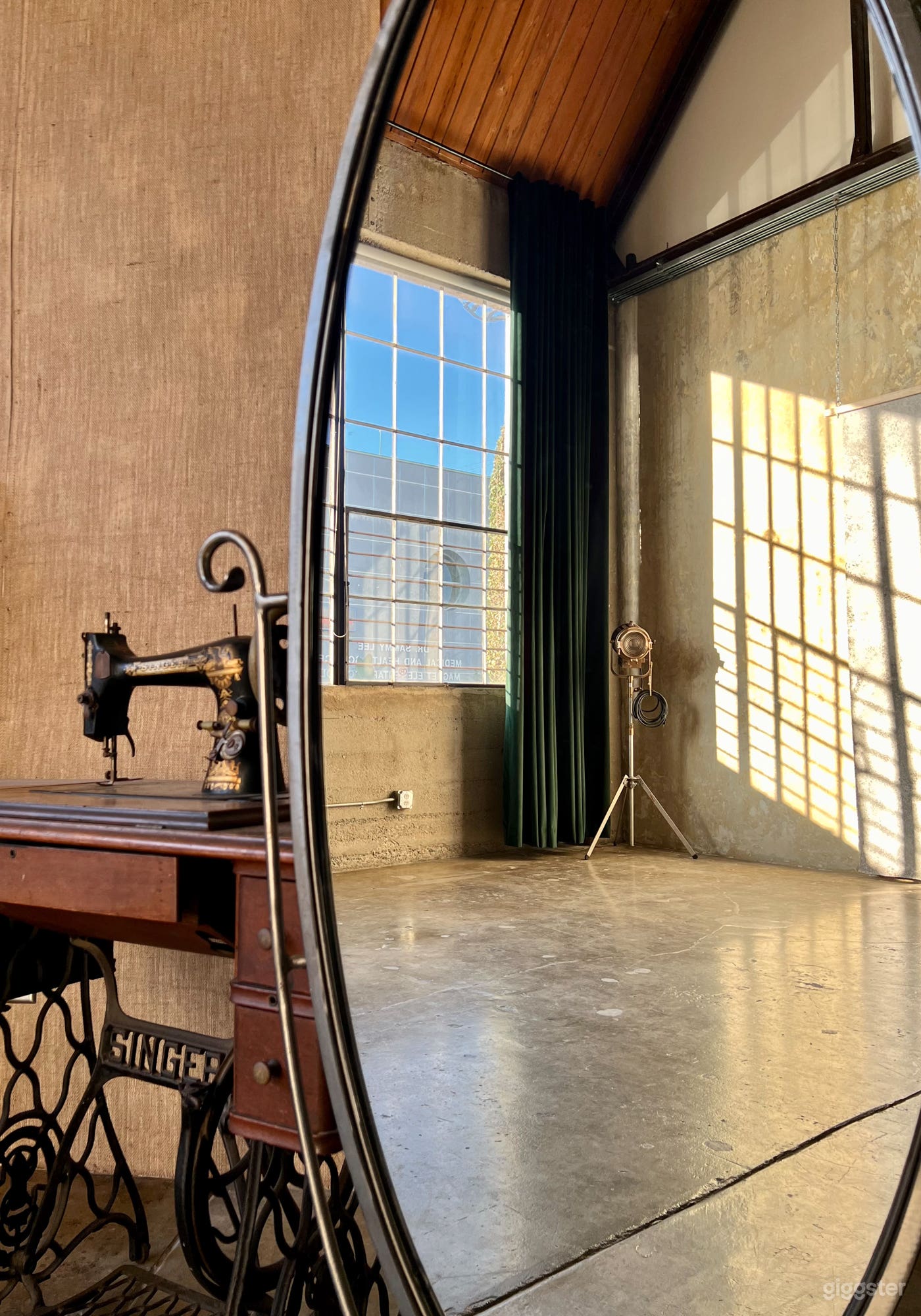 Natural light studio + Cyc Wall + Blackout Photo 3