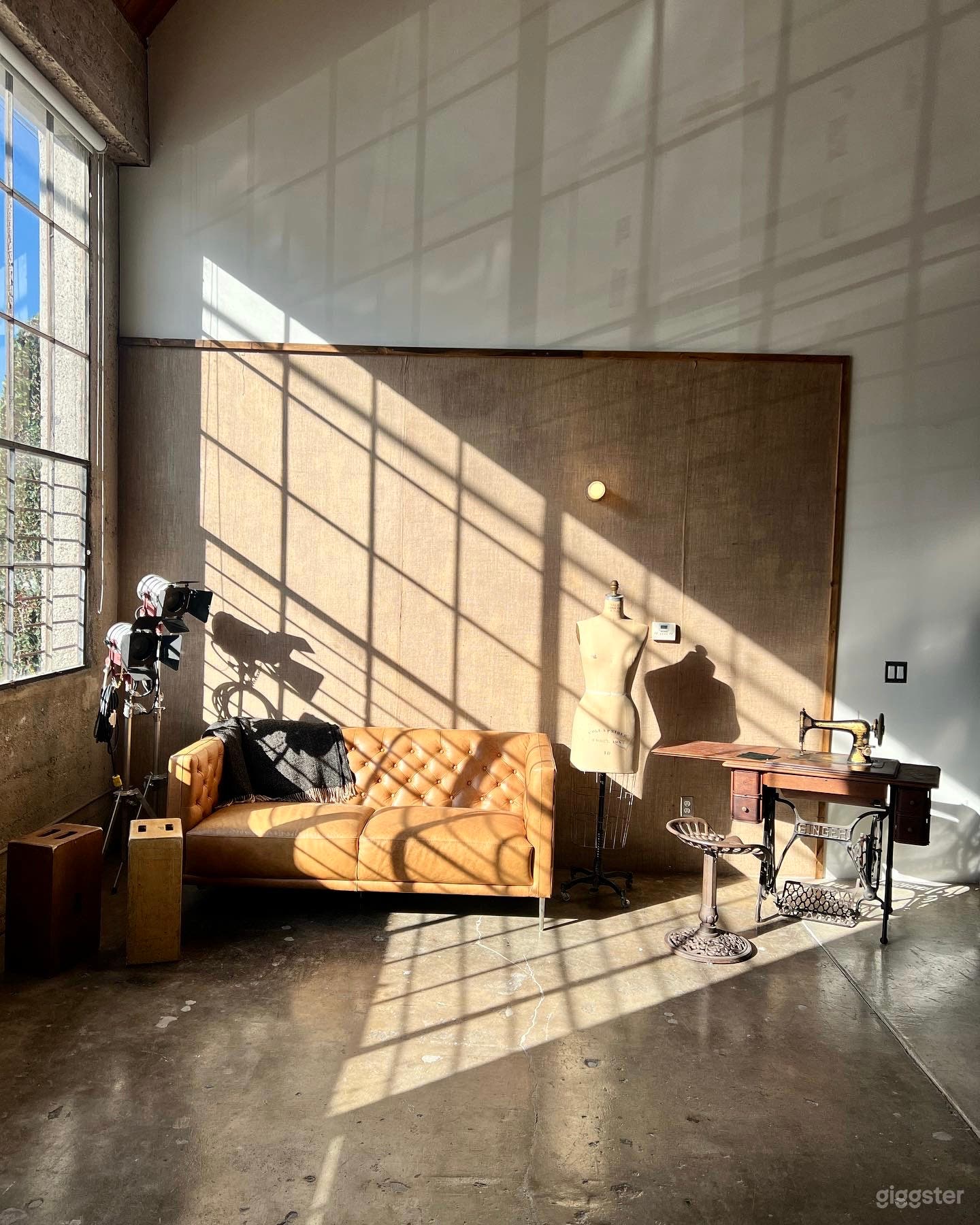 Natural light studio + Cyc Wall + Blackout Photo 2