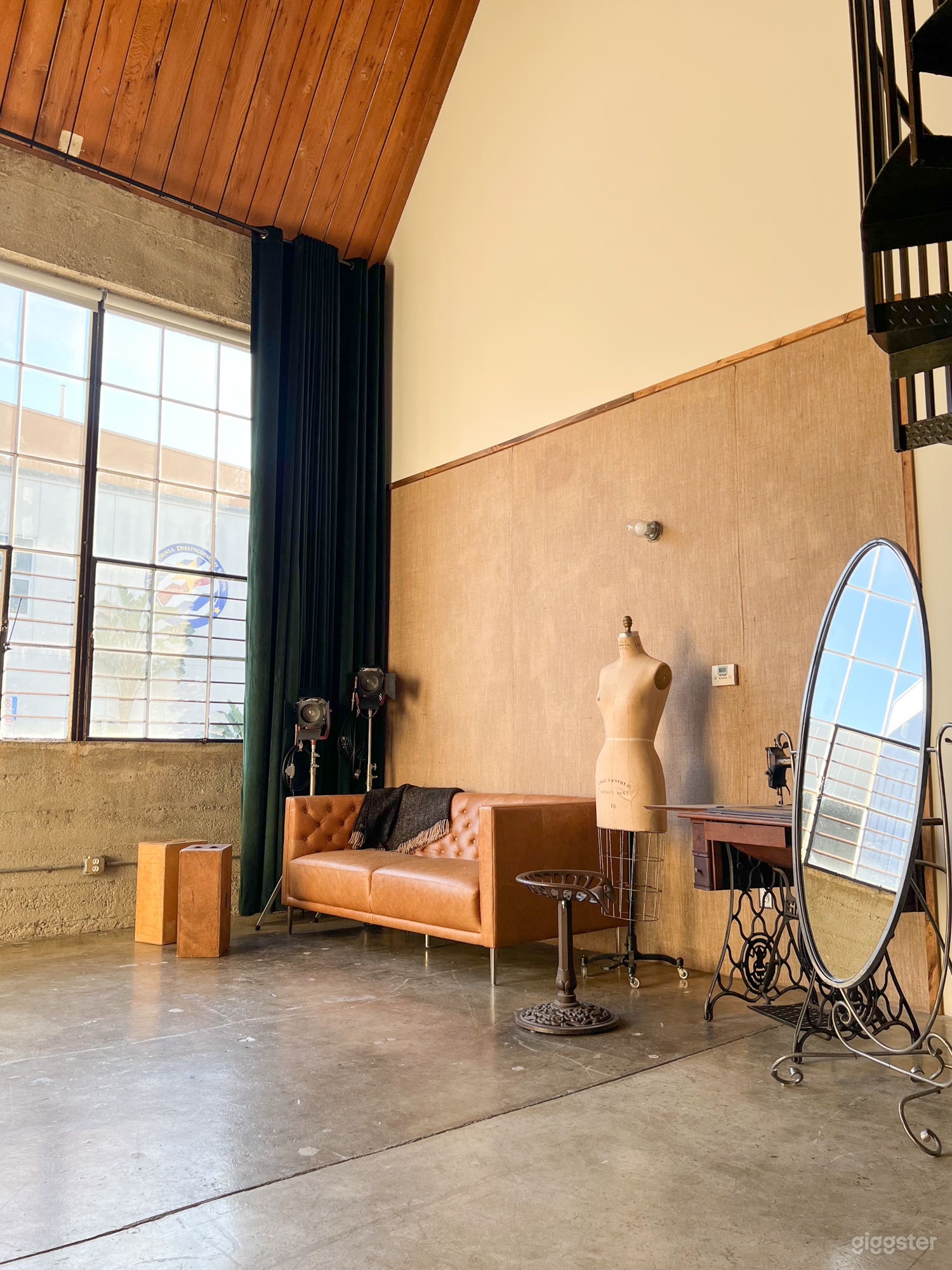 Natural light studio + Cyc Wall + Blackout Photo 4