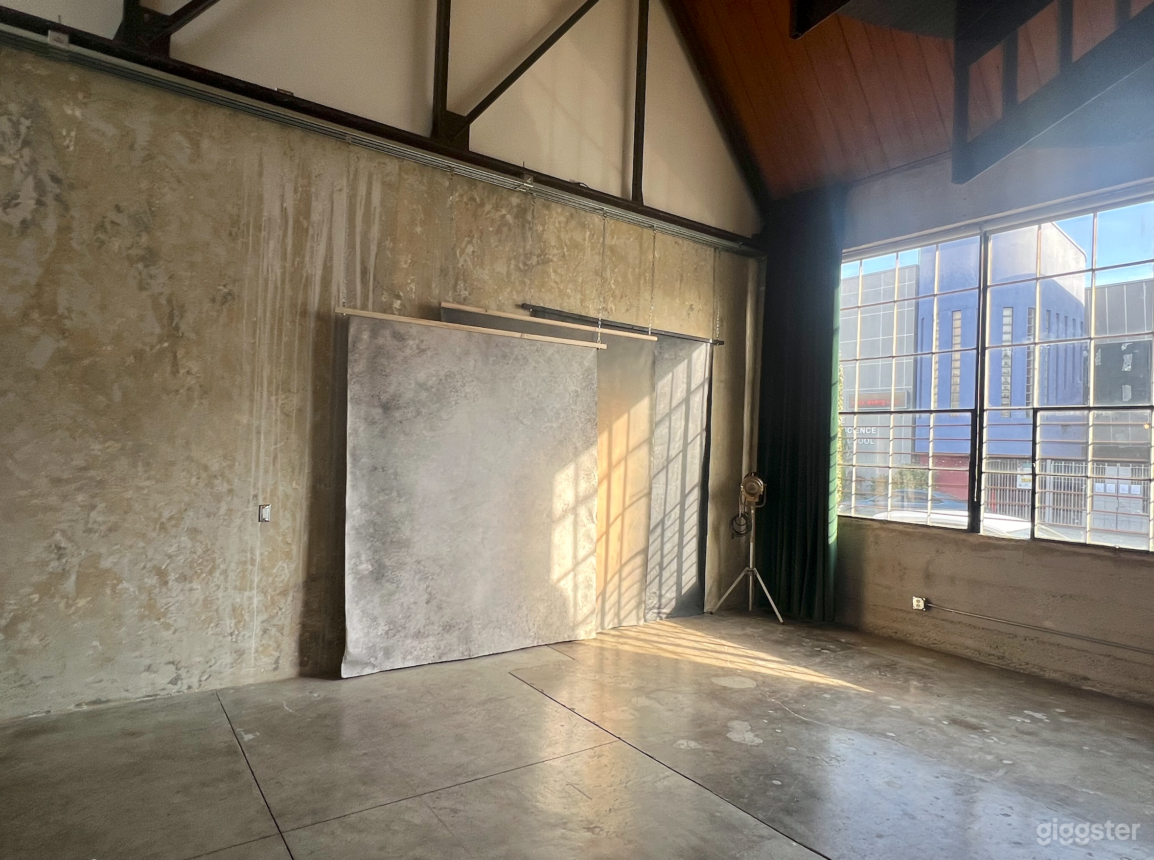 Natural light studio + Cyc Wall + Blackout Photo 1