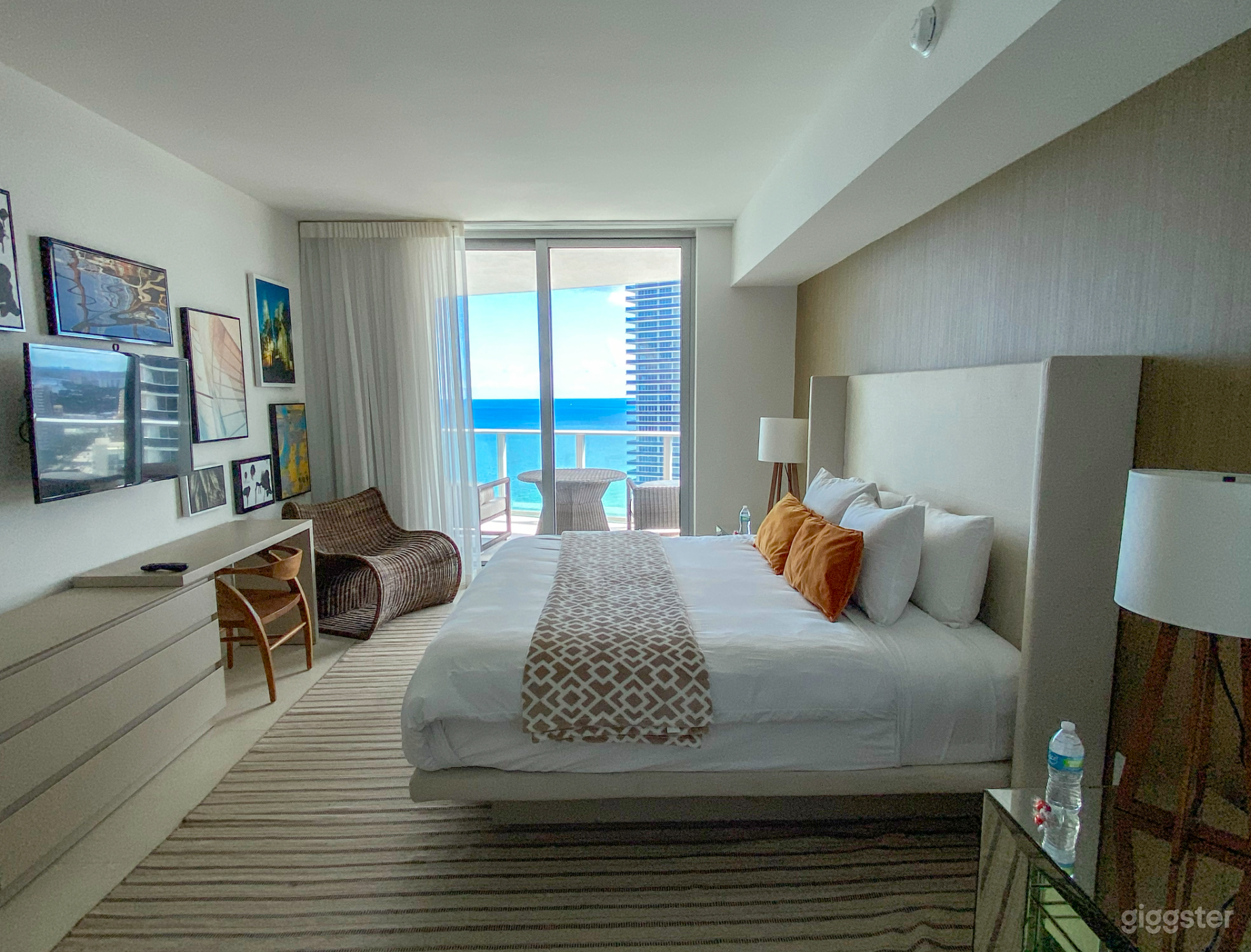 27th floor Ocean Front  Photo 3