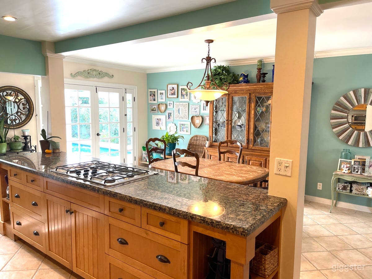 Perfect pass through kitchen - GREAT FOR COOKING DEMOS