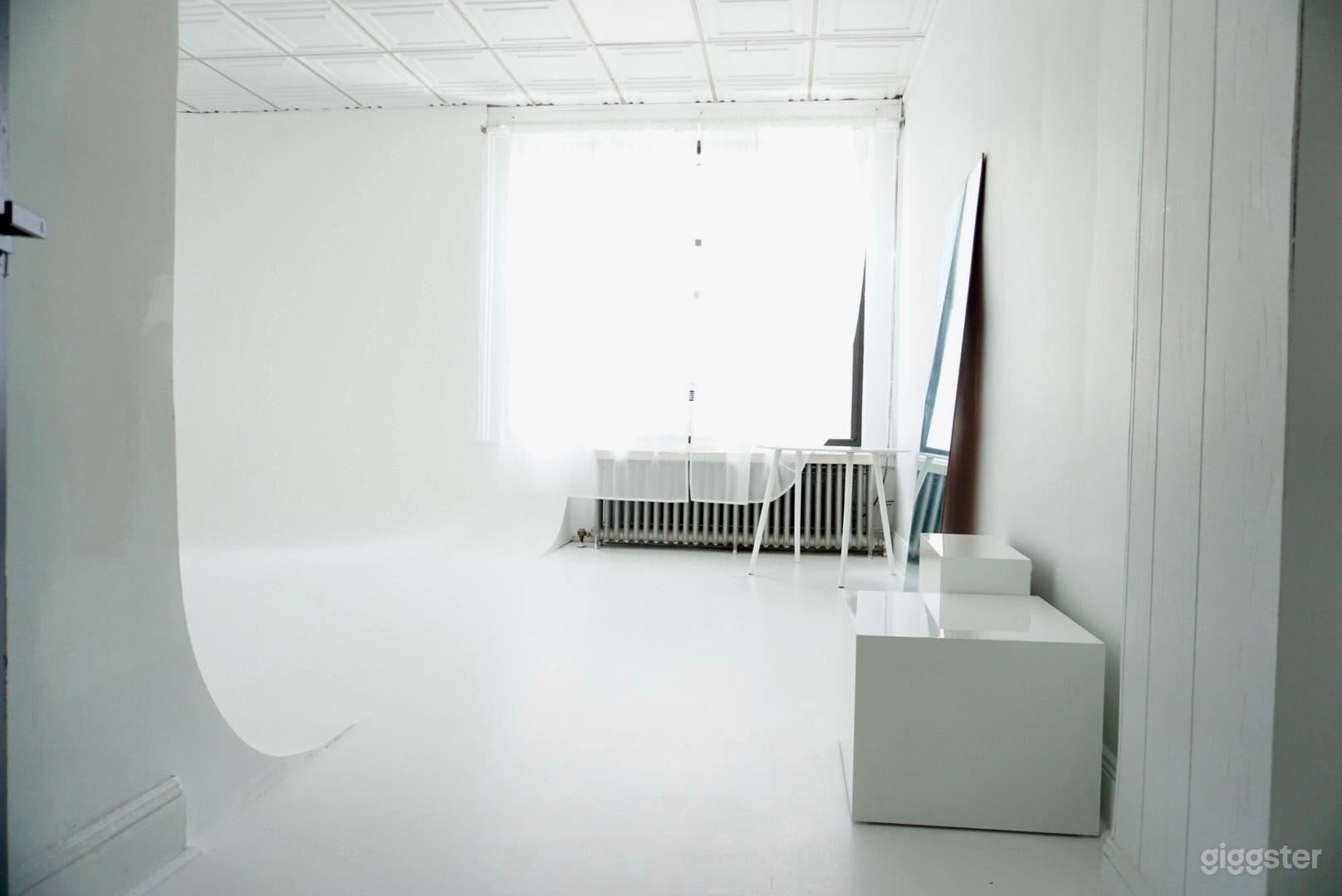 Cyclorama Wall - All White Room Photo 1