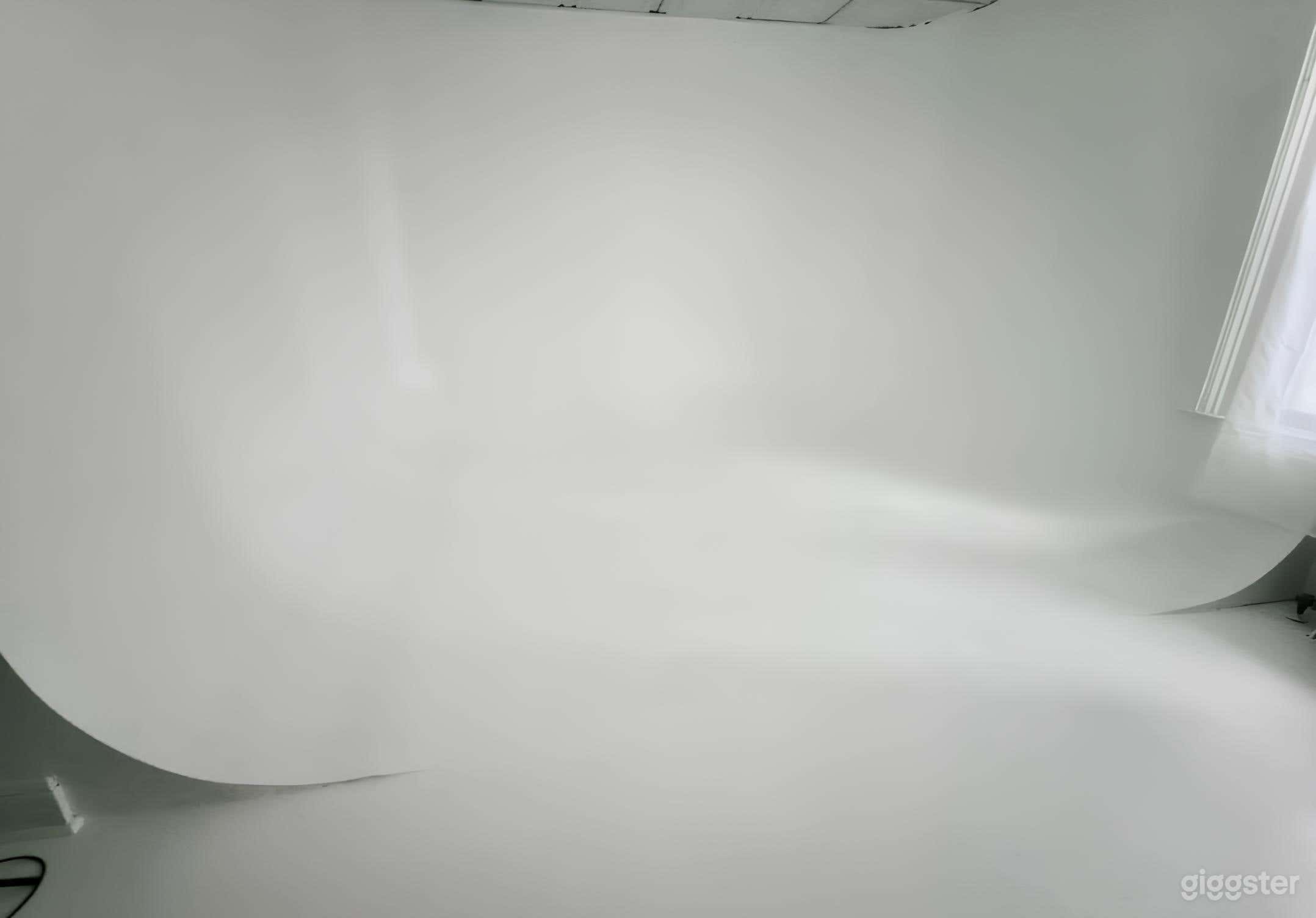 Cyclorama Wall - All White Room Photo 2
