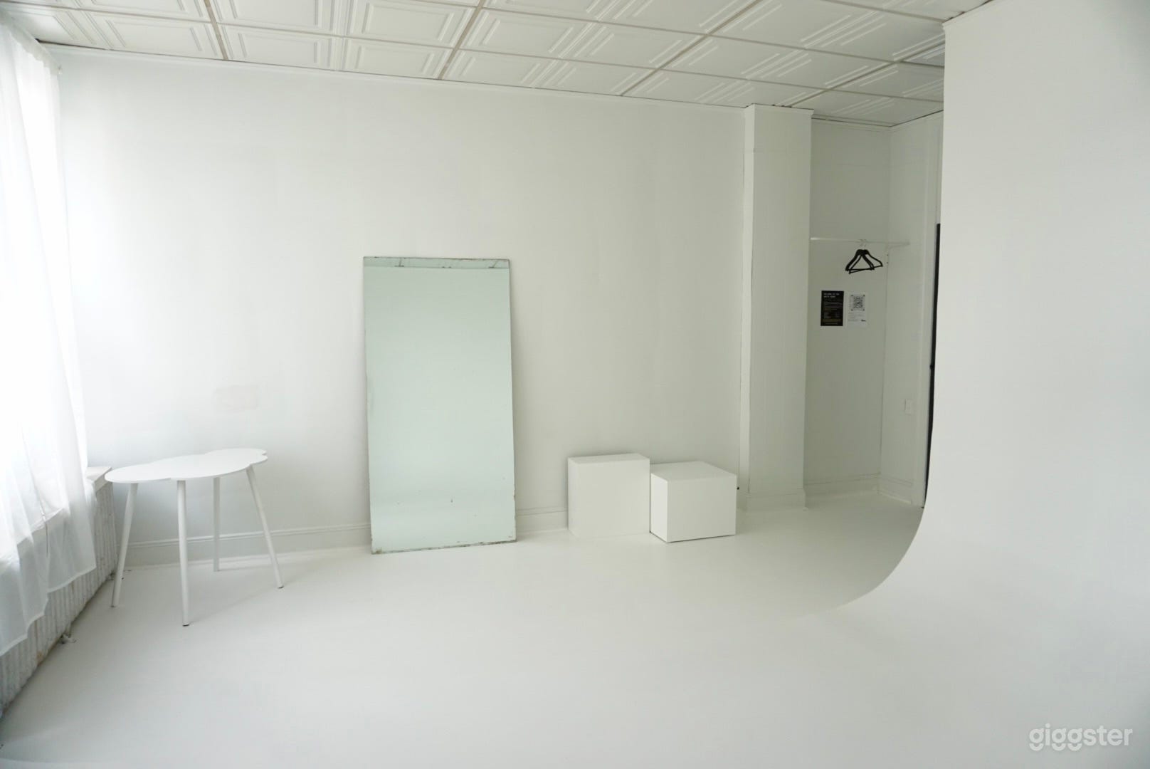 Cyclorama Wall - All White Room Photo 3