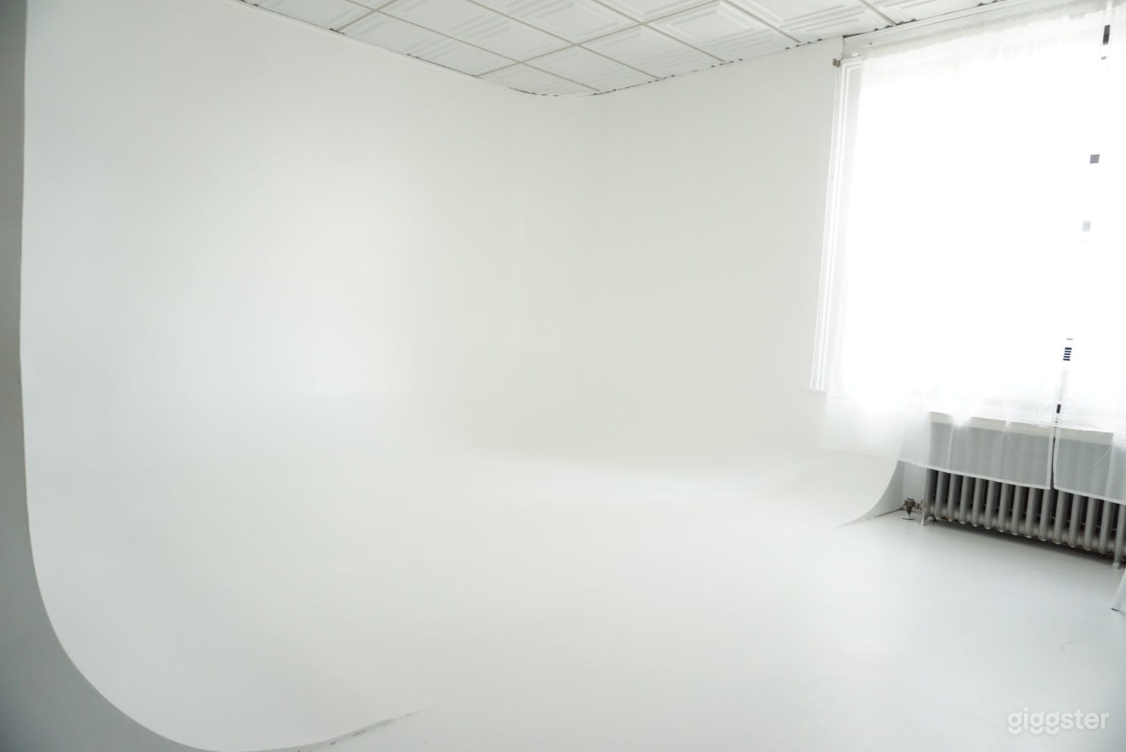 Cyclorama Wall - All White Room Photo 4